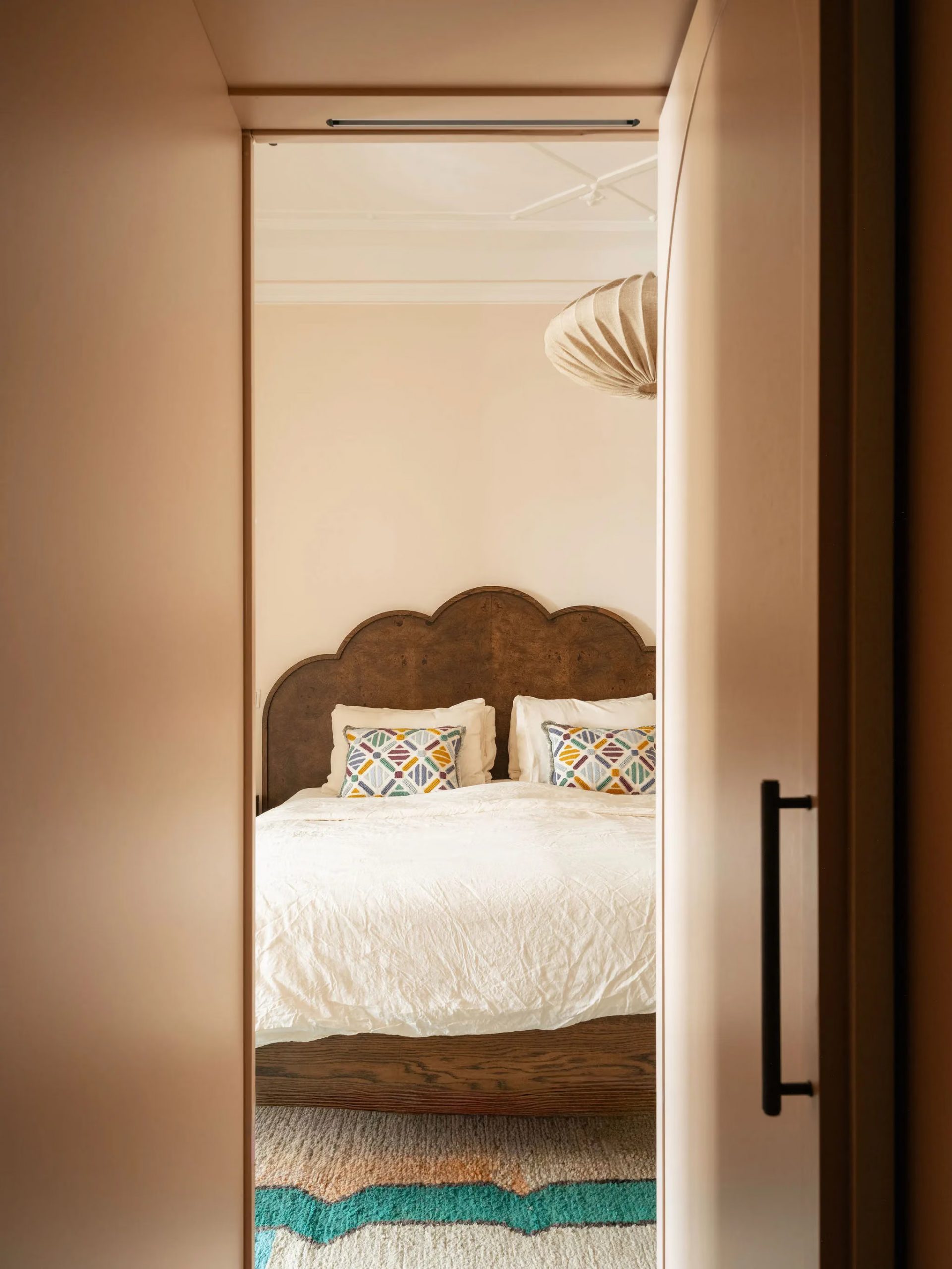chambre classique chic avec tête de lit loupe d'orme