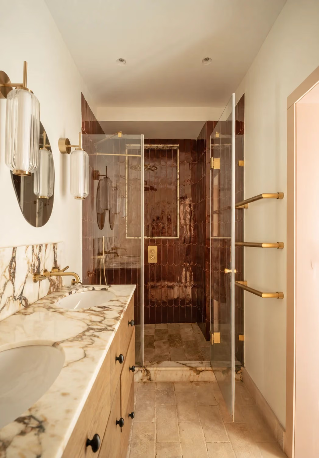 salle de bain décoration contemporaine marbre et bois douche carrelage cuivré