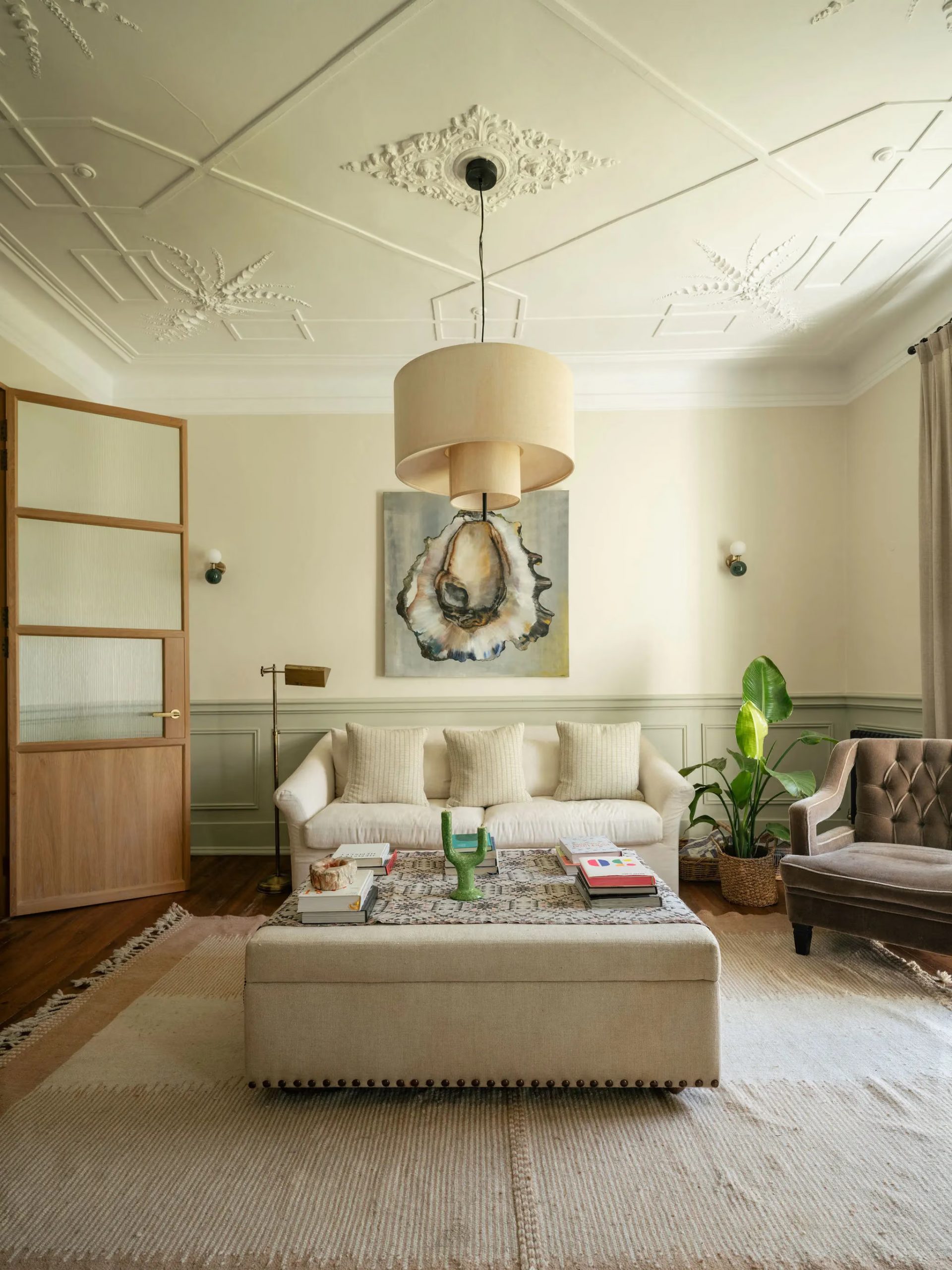 salon avec plafond mouluré décoration contemporaine appartement rénové
