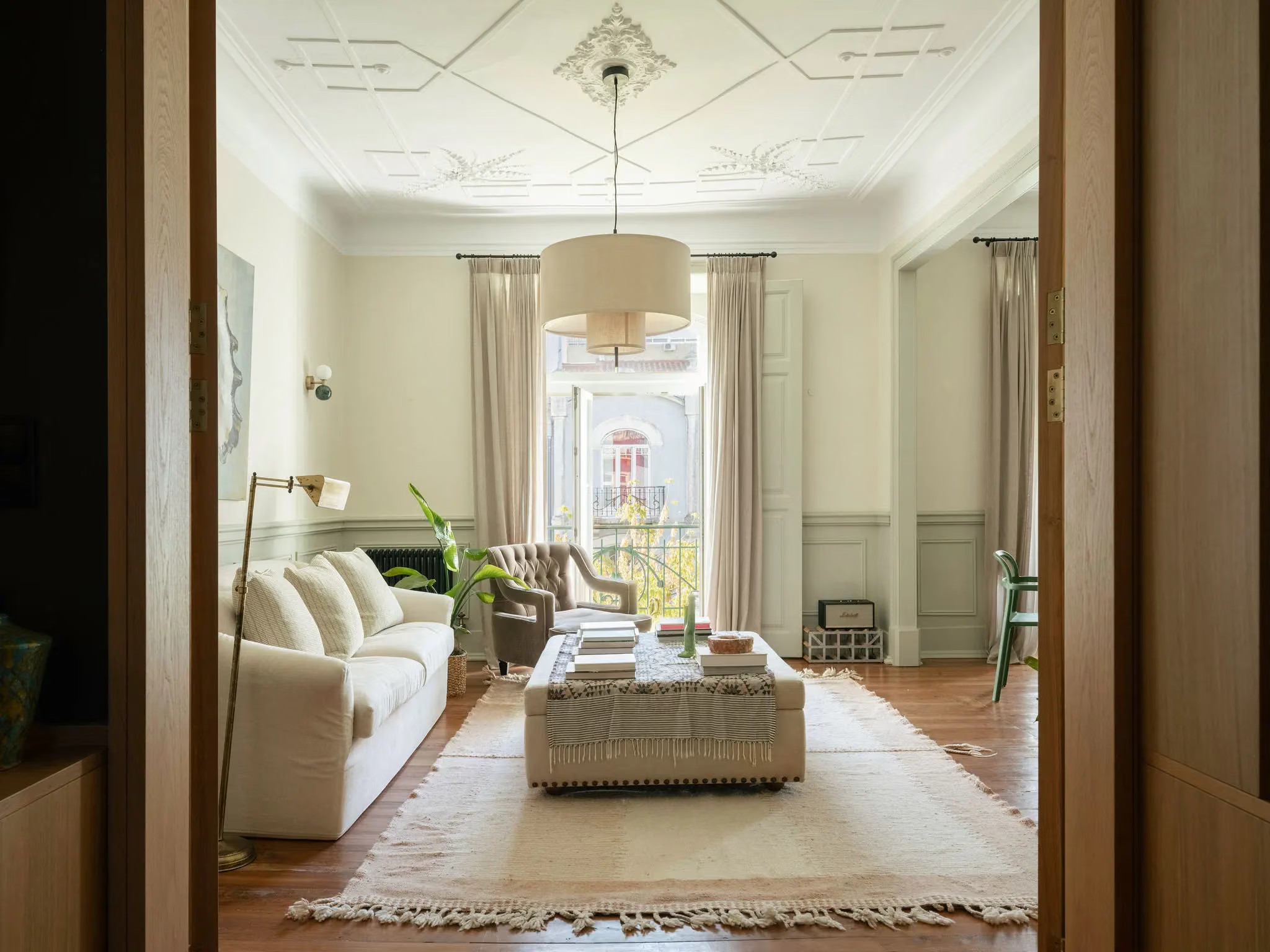 salon avec plafond mouluré décoration contemporaine appartement rénové