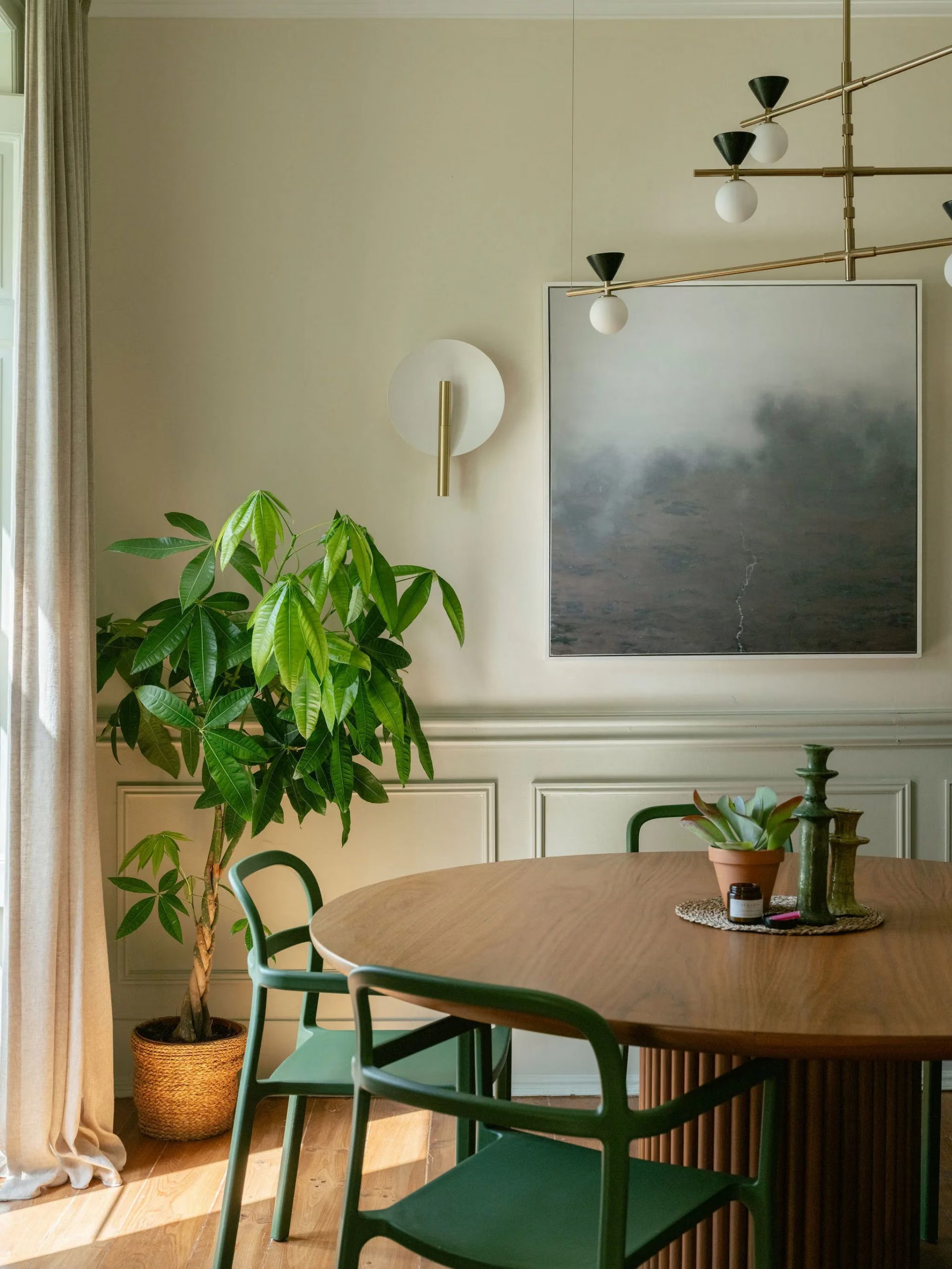 salle à manger avec plafond mouluré décoration contemporaine appartement rénové