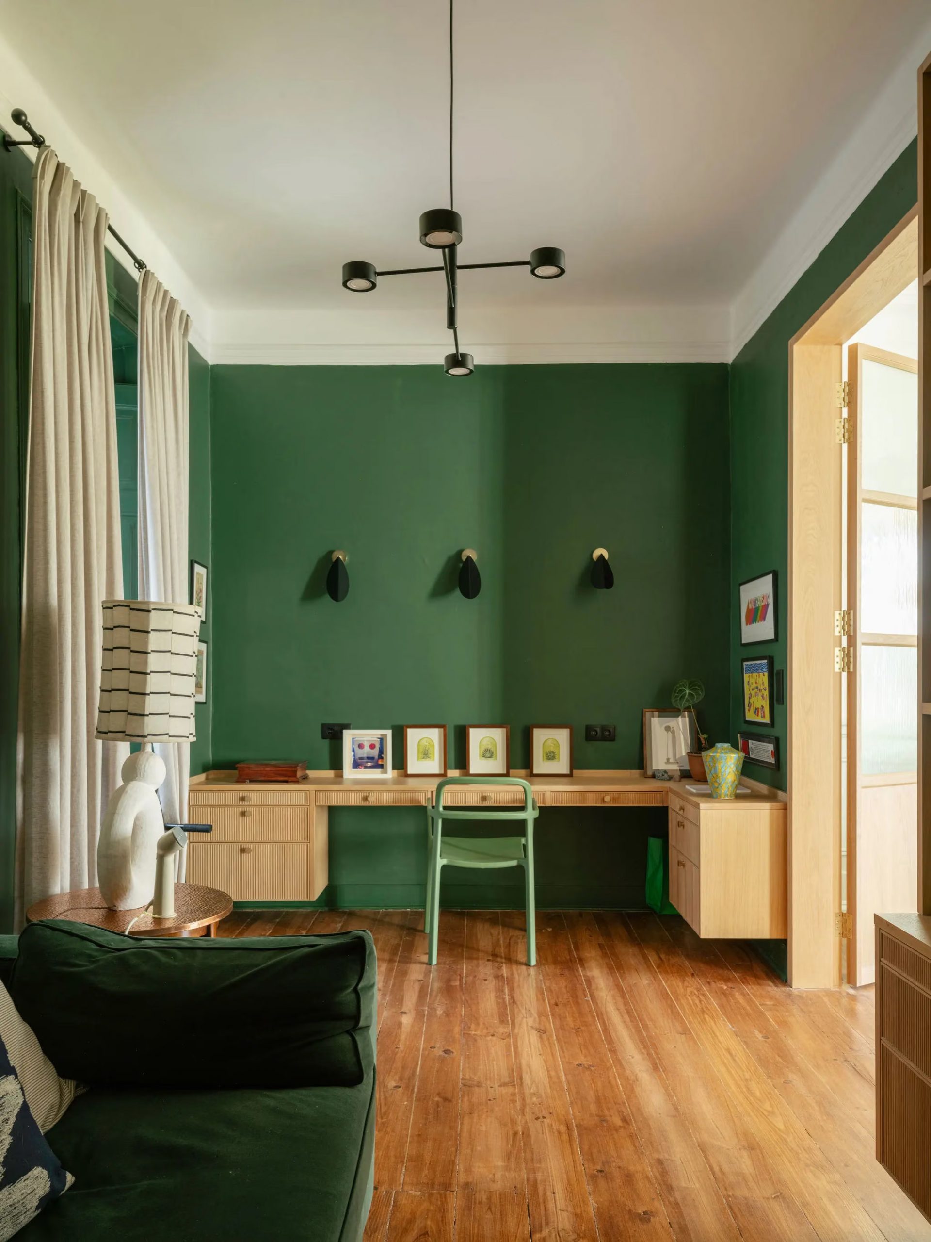 bureau avec canapé et murs verts