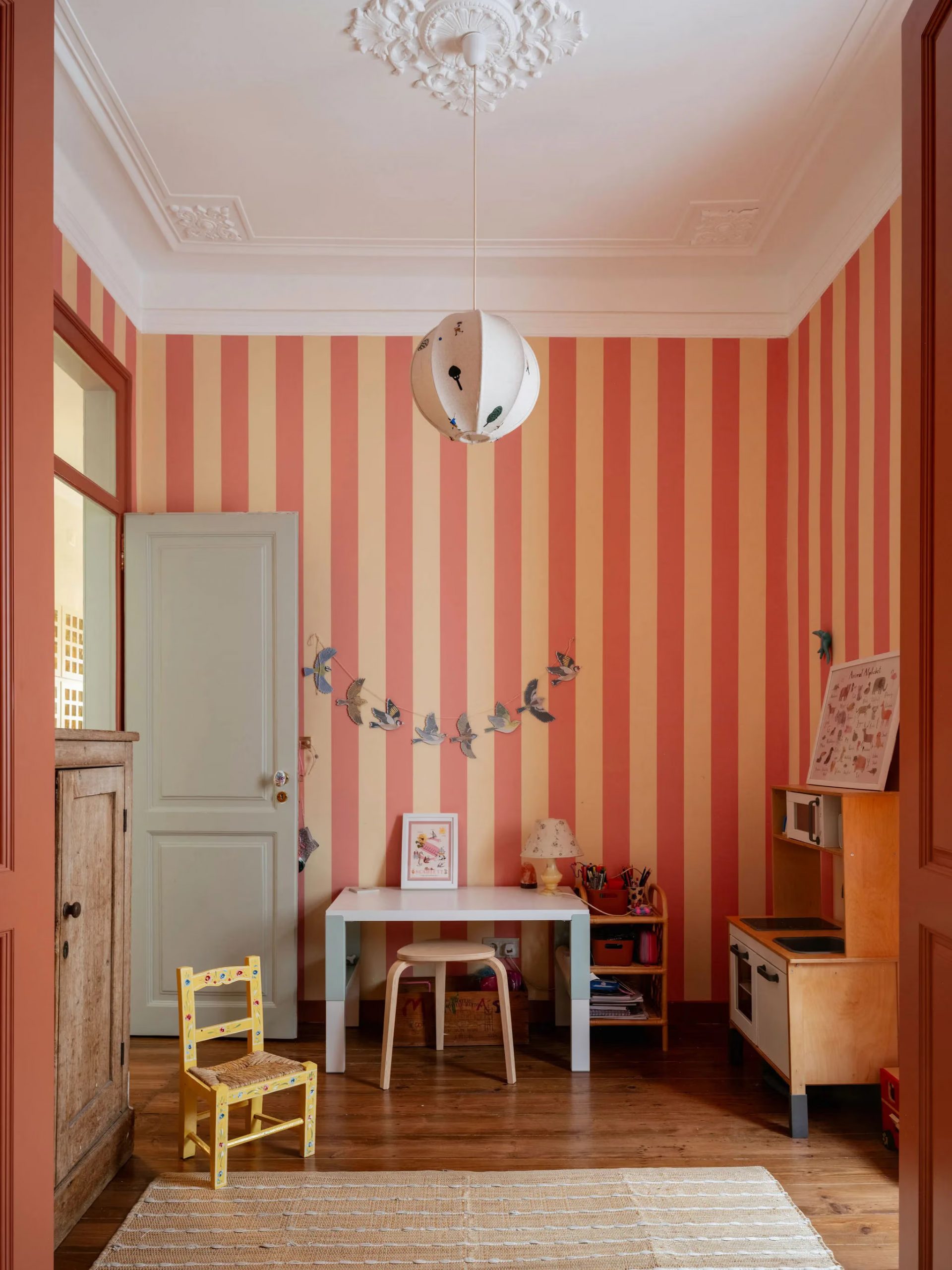 chambre d'enfant lits superposés papier-peint à rayures terracotta avec plafond mouluré décoration contemporaine appartement rénové
