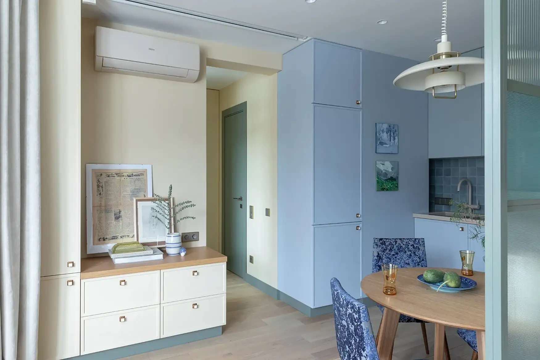cuisine bleue et salle à manger avec verrière studio de 32m2 décoration contemporaine cuisine bleue et salle à manger avec verrière studio de 32m2 décoration contemporaine