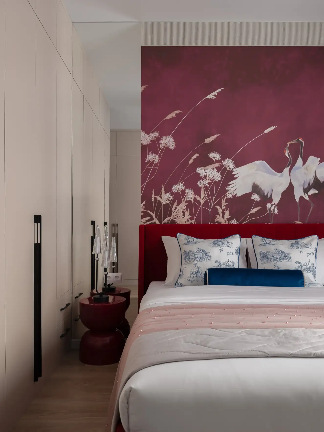 chambre papier-peint bordeaux avec grues petit appartement de 44m2 décoration contemporaine