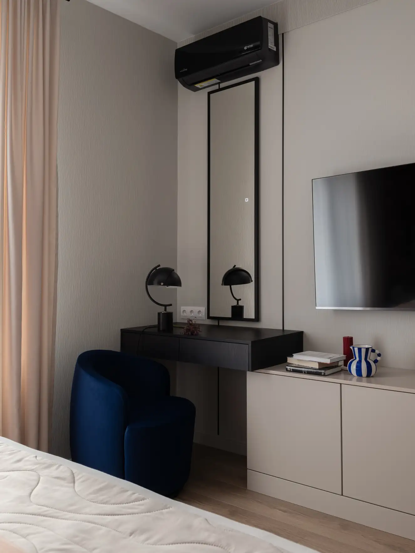 chambre avec coiffeuse bureau petit appartement de 44m2 décoration contemporaine