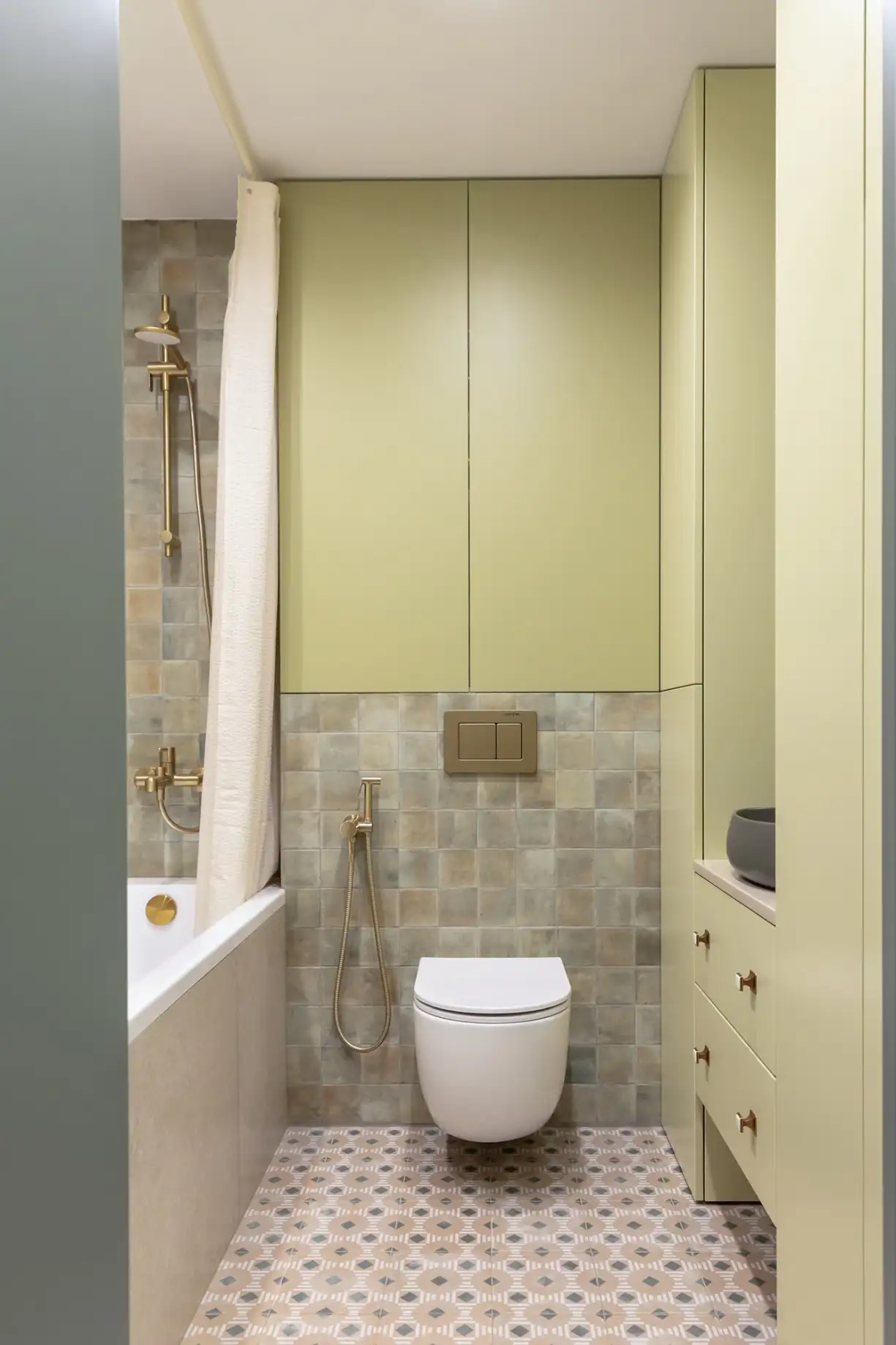 salle de bain vert tilleul avec carreaux de ciment salle de bain vert tilleul avec carreaux de ciment