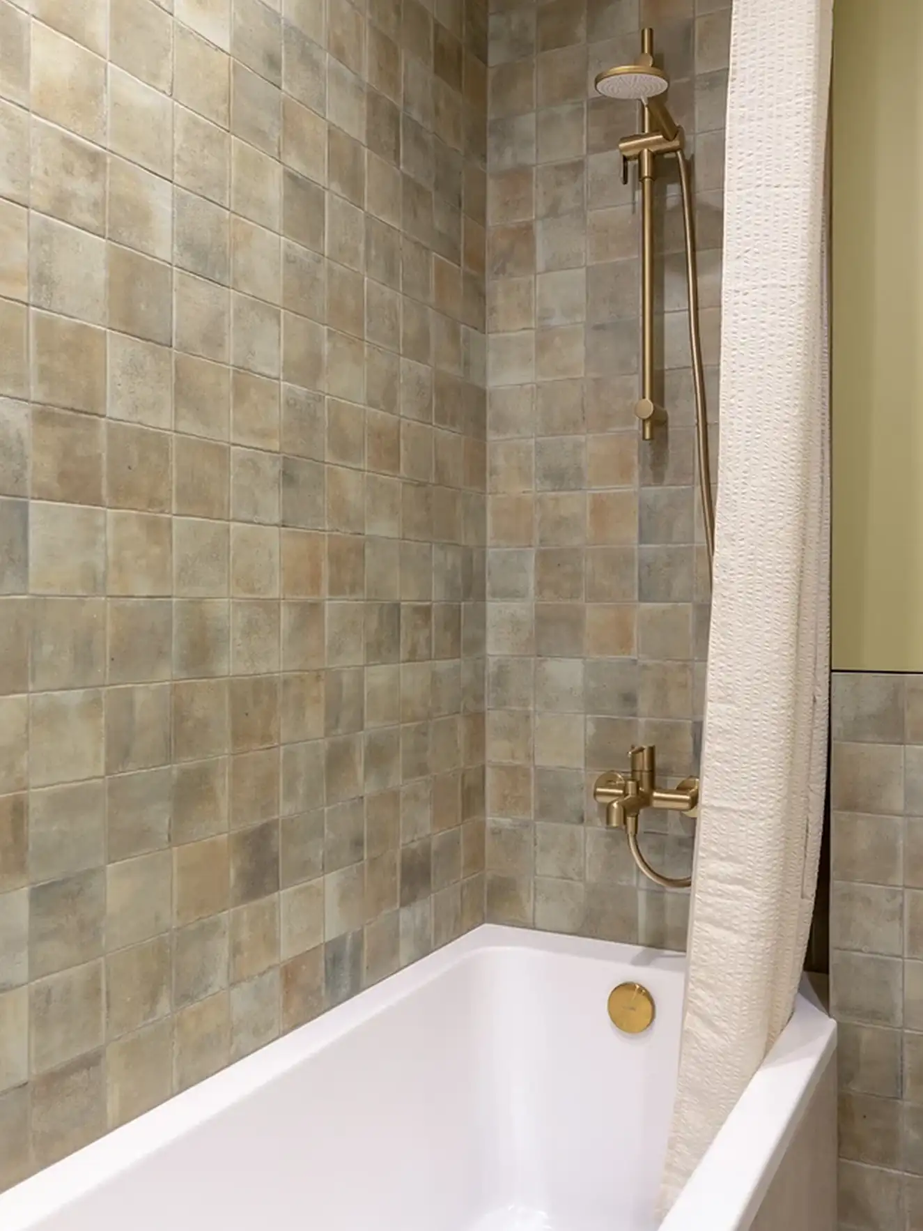 salle de bain beige et verte avec baignoire salle de bain beige et verte avec baignoire