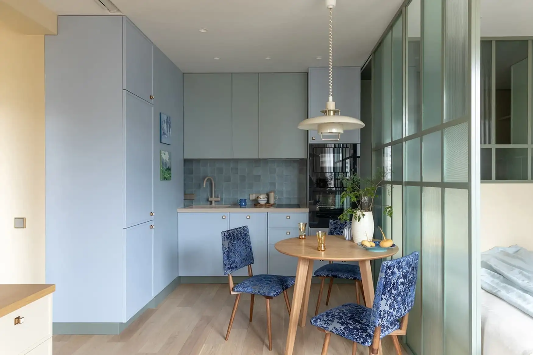 cuisine bleue et salle à manger avec verrière studio de 32m2 décoration contemporaine cuisine bleue et salle à manger avec verrière studio de 32m2 décoration contemporaine