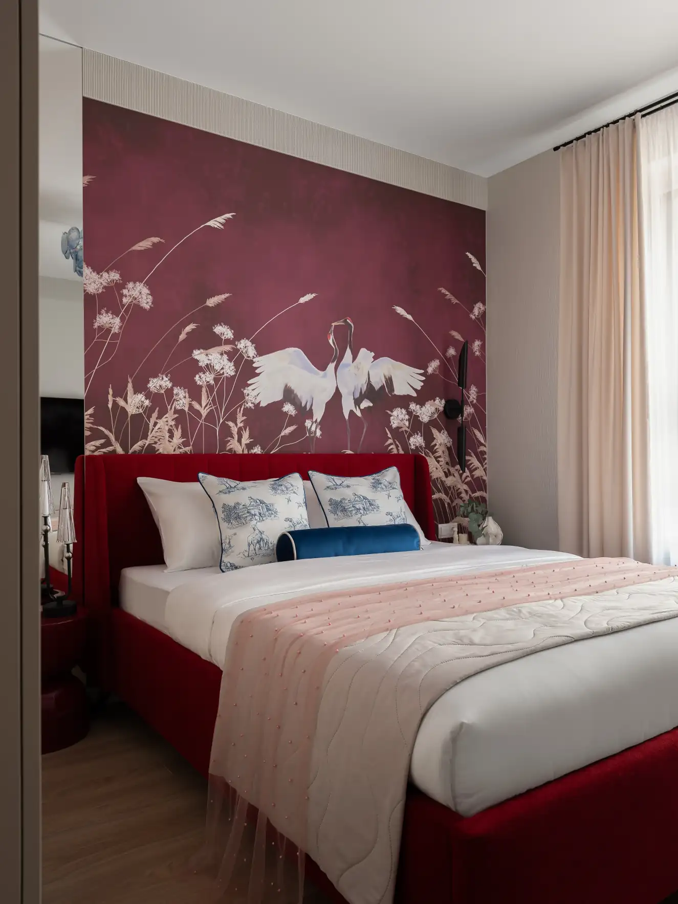 chambre papier-peint bordeaux avec grues petit appartement de 44m2 décoration contemporaine