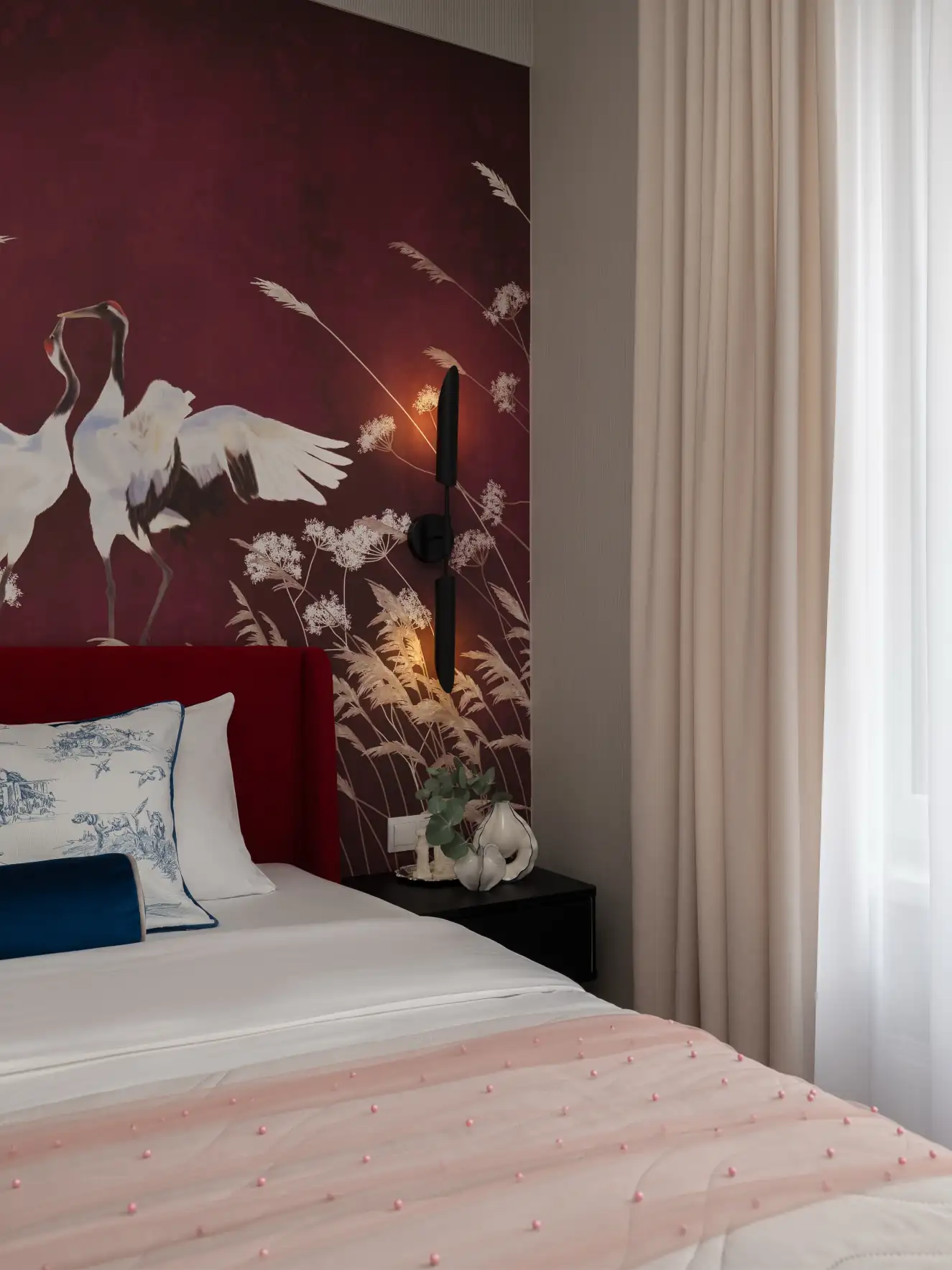 chambre papier-peint bordeaux avec grues petit appartement de 44m2 décoration contemporaine