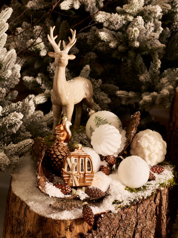 ornementations de sapin, cerf, boules et figurines tons naturels ornementations de sapin, cerf, boules et figurines tons naturels