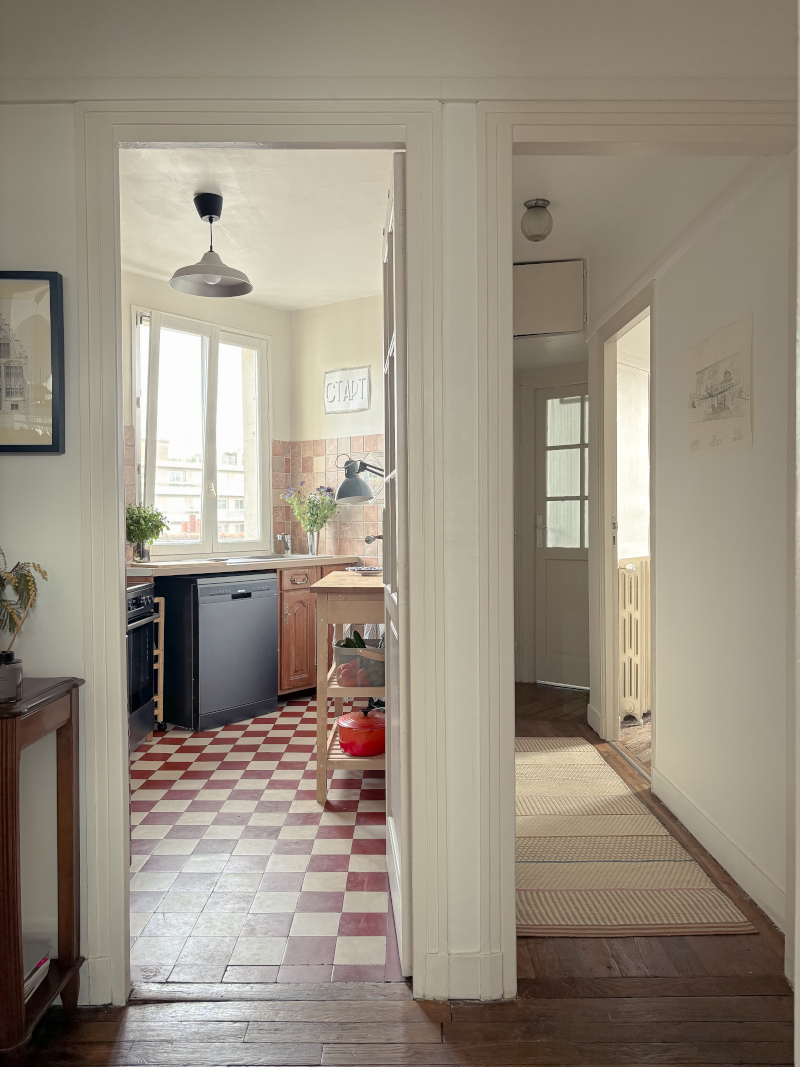 cuisine vintage Paris avec sol à damier blanc et rouge