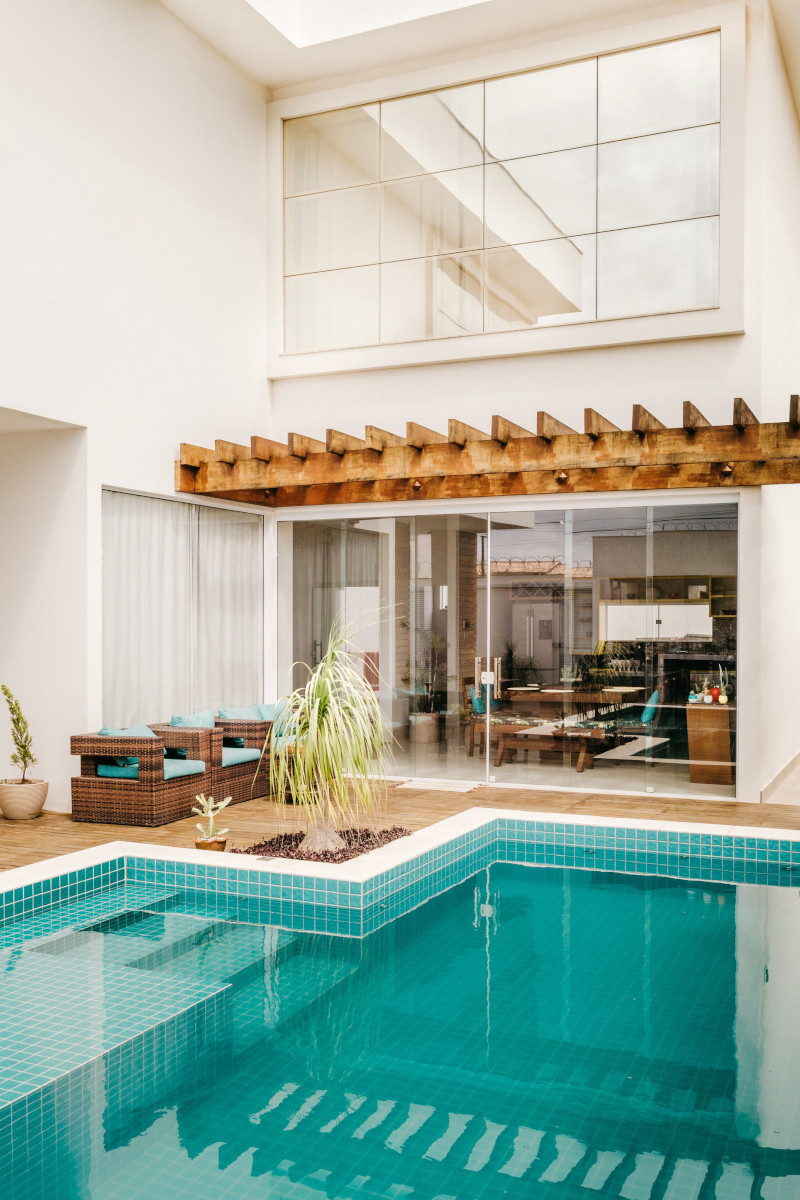 maison avec pergola bois et piscine