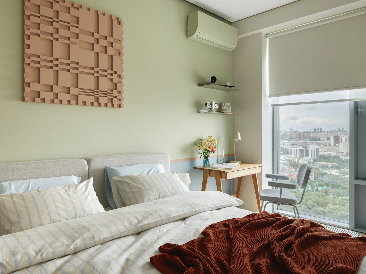 chambre mur vert et bleu appartement de 45m2 décoration contemporaine et colorée et espace bureau chambre mur vert et bleu appartement de 45m2 décoration contemporaine et colorée et espace bureau