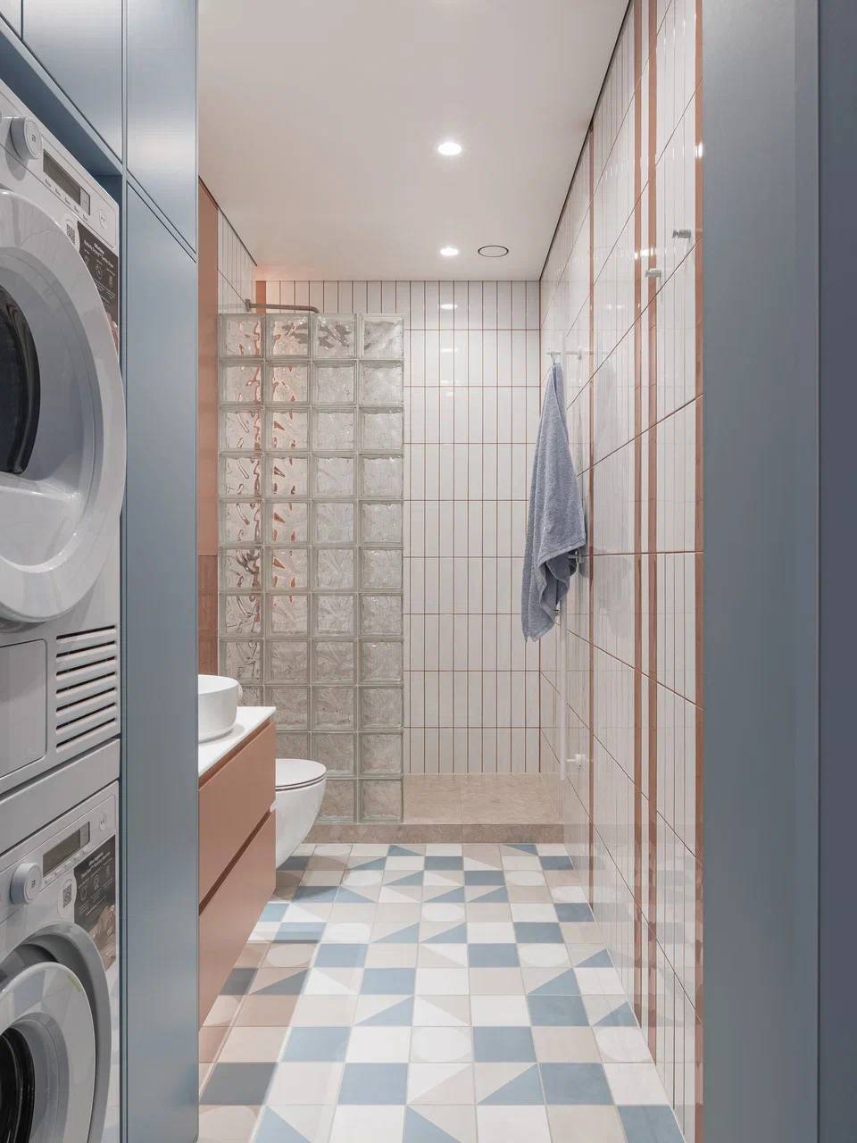 salle de bain bleue et terracotta avec coin buanderie appartement de 45m2 décoration contemporaine et colorée sol à damier salle de bain bleue et terracotta avec coin buanderie appartement de 45m2 décoration contemporaine et colorée sol à damier