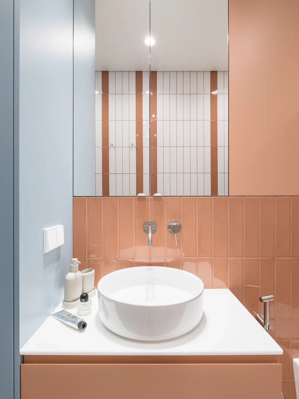 salle de bain bleue et terracotta appartement de 45m2 décoration contemporaine et colorée sol à damier salle de bain bleue et terracotta appartement de 45m2 décoration contemporaine et colorée sol à damier