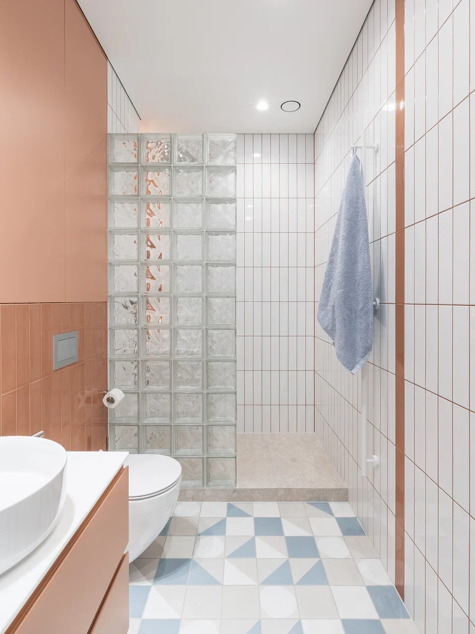 salle de bain bleue et terracotta douche pavés de verre appartement de 45m2 décoration contemporaine et colorée sol à damier salle de bain bleue et terracotta douche pavés de verre appartement de 45m2 décoration contemporaine et colorée sol à damier