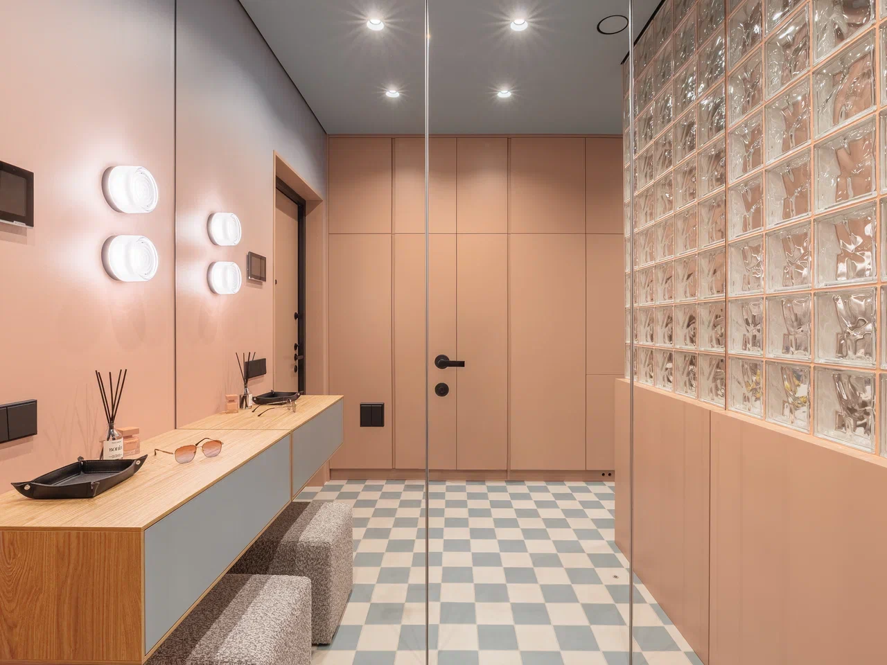 entrée appartement de 45m2 mur terracotta miroir console et sol à damier décoration contemporaine et colorée entrée appartement de 45m2 mur terracotta miroir console et sol à damier décoration contemporaine et colorée