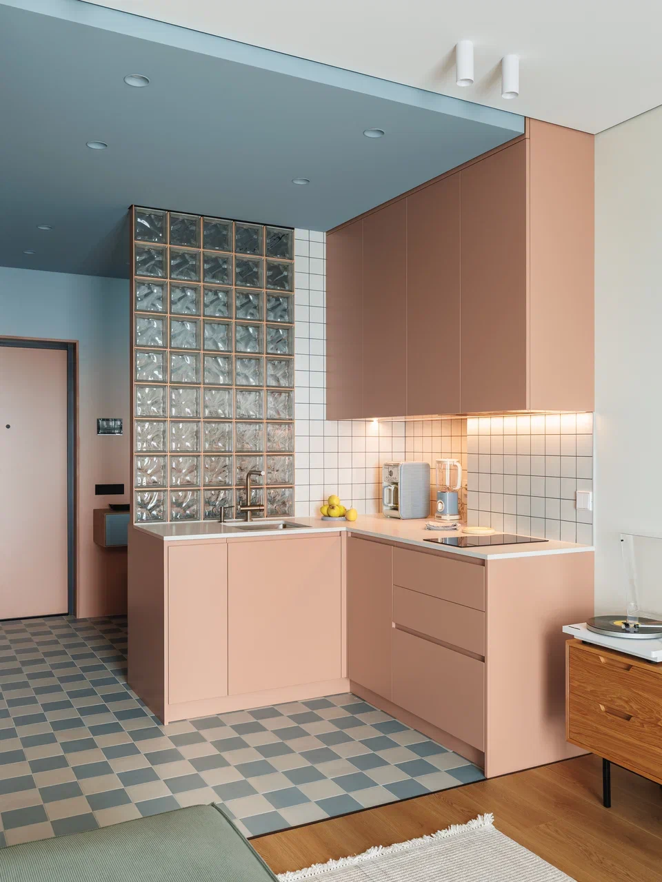 entrée et cuisine ouverte terracotta sol à damier appartement de 45m2 mur briques de verre décoration contemporaine et colorée entrée et cuisine ouverte terracotta sol à damier appartement de 45m2 mur briques de verre décoration contemporaine et colorée