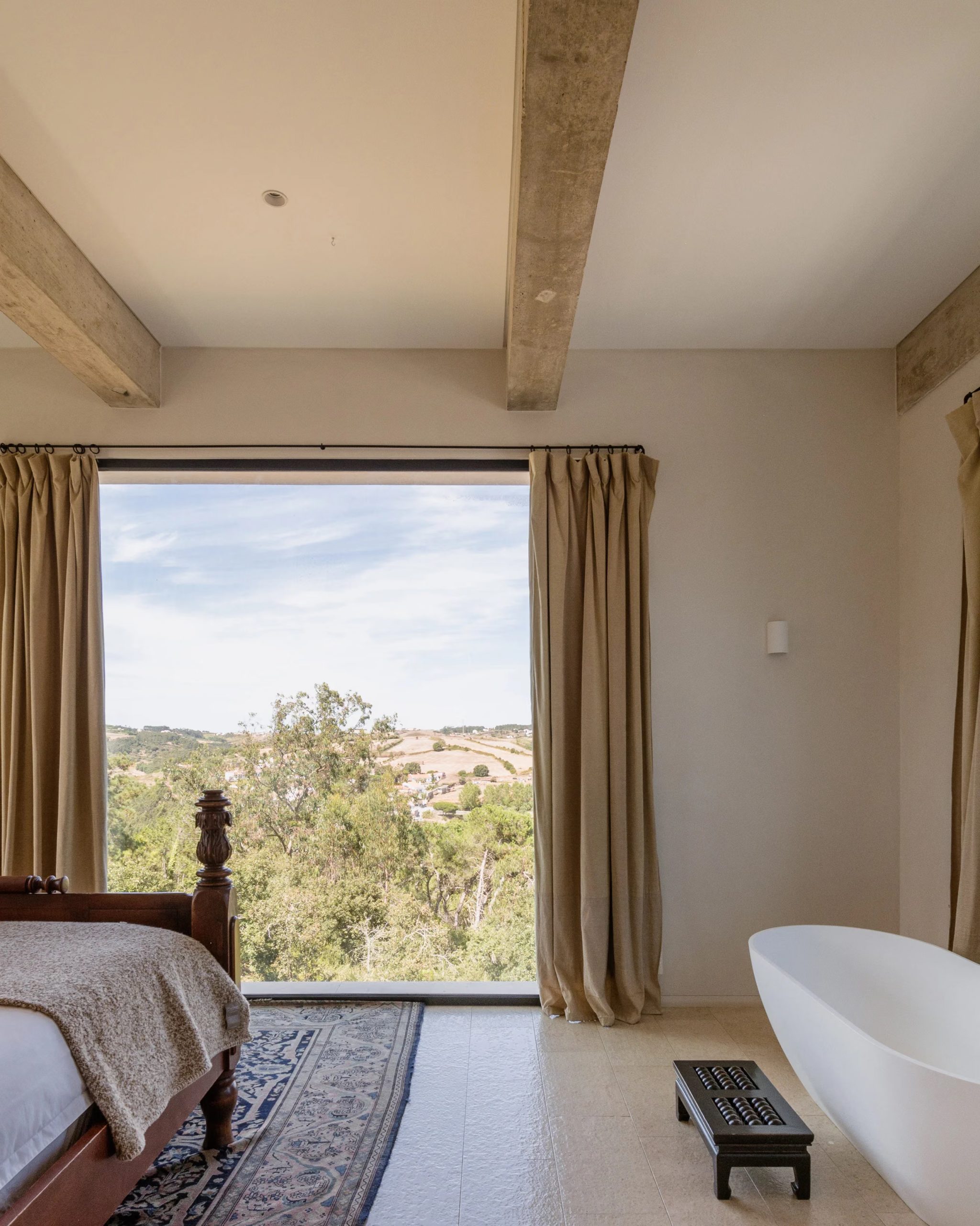 chambre avec baignoire et baie vitrée poutres en béton décoration contemporaine maison au Portugal avec piscine chambre avec baignoire et baie vitrée poutres en béton décoration contemporaine maison au Portugal avec piscine