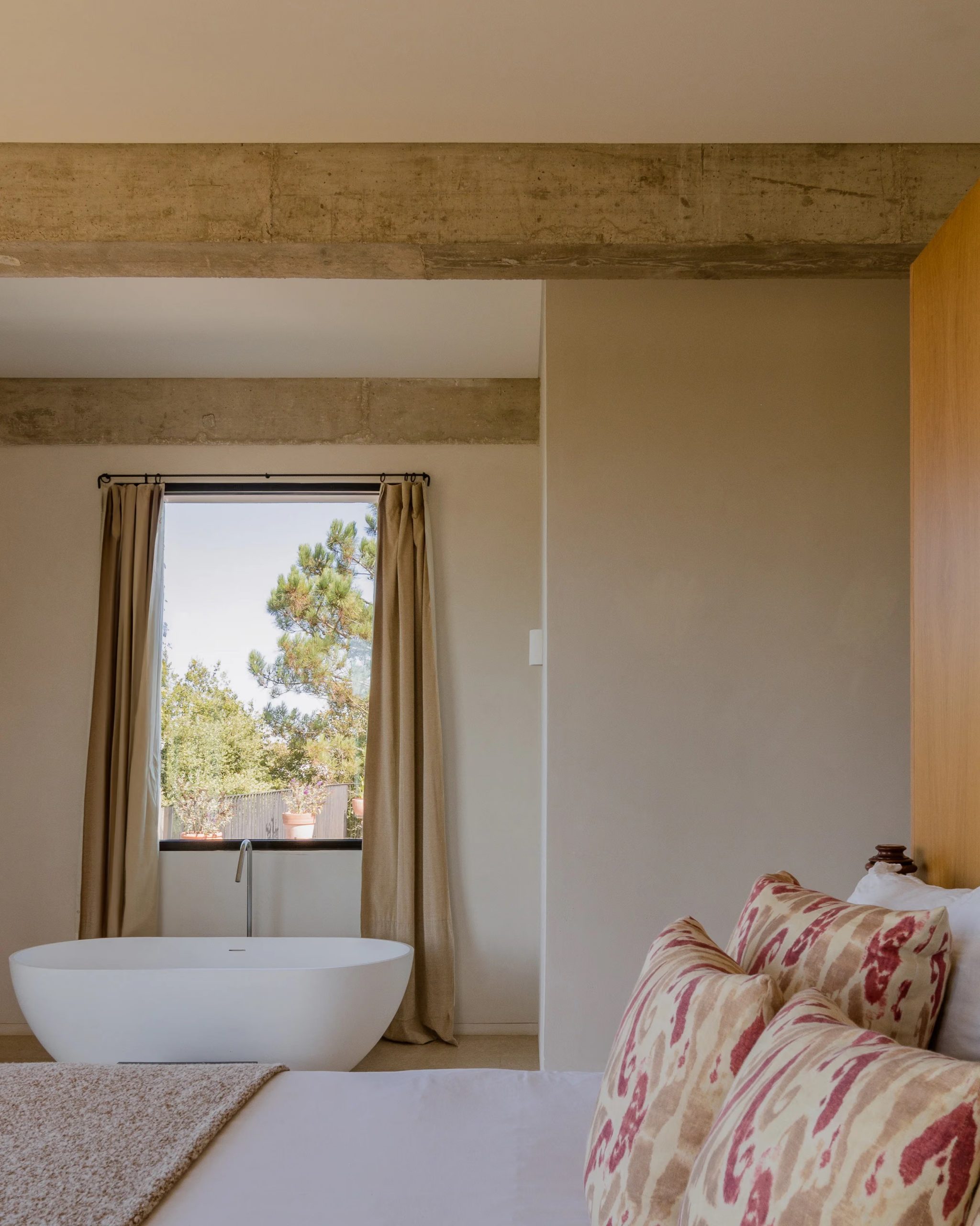 chambre avec baignoire et baie vitrée poutres en béton décoration contemporaine maison au Portugal avec piscine chambre avec baignoire et baie vitrée poutres en béton décoration contemporaine maison au Portugal avec piscine