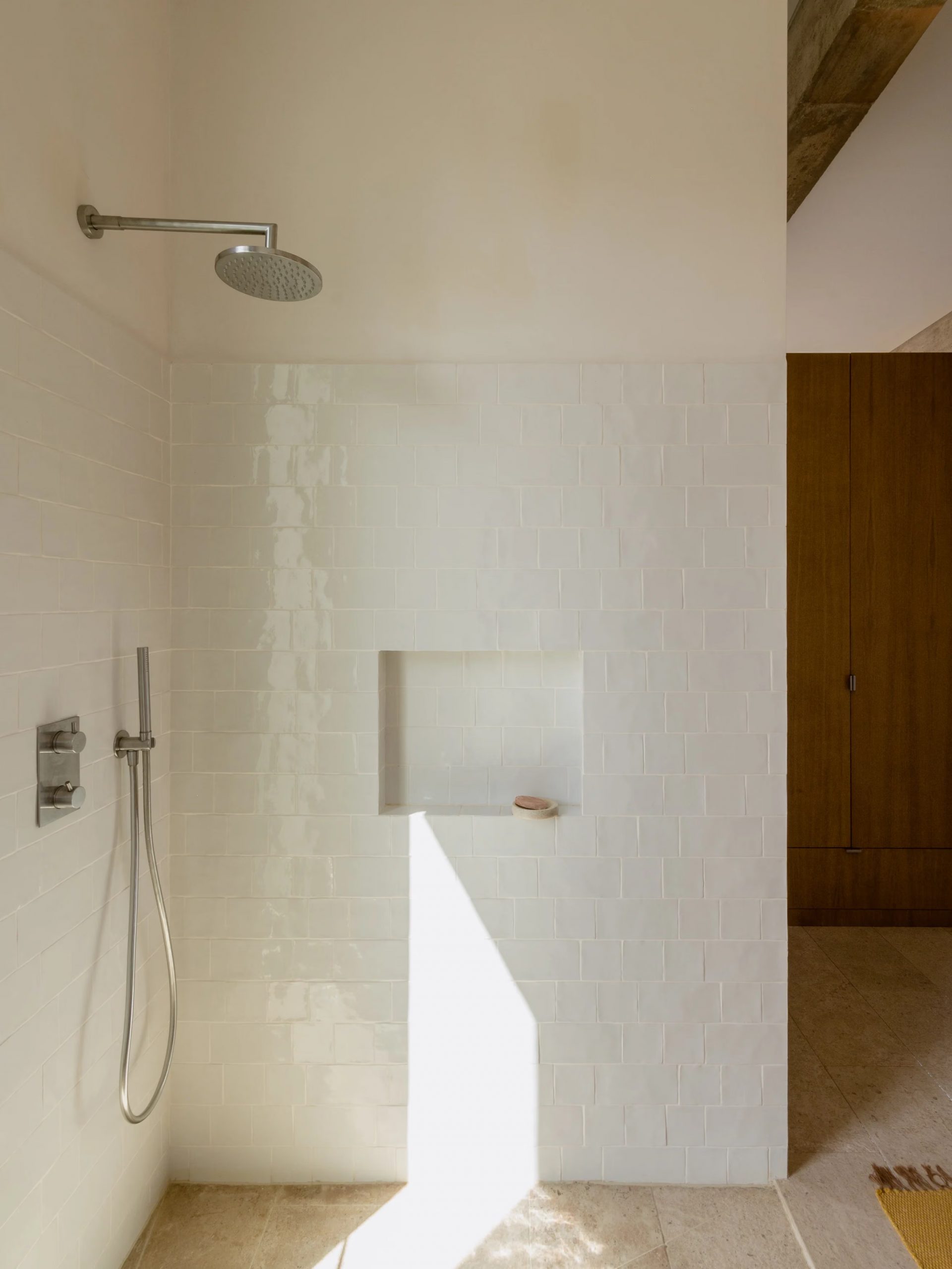 douche zelliges décoration contemporaine maison au Portugal avec piscine douche zelliges décoration contemporaine maison au Portugal avec piscine