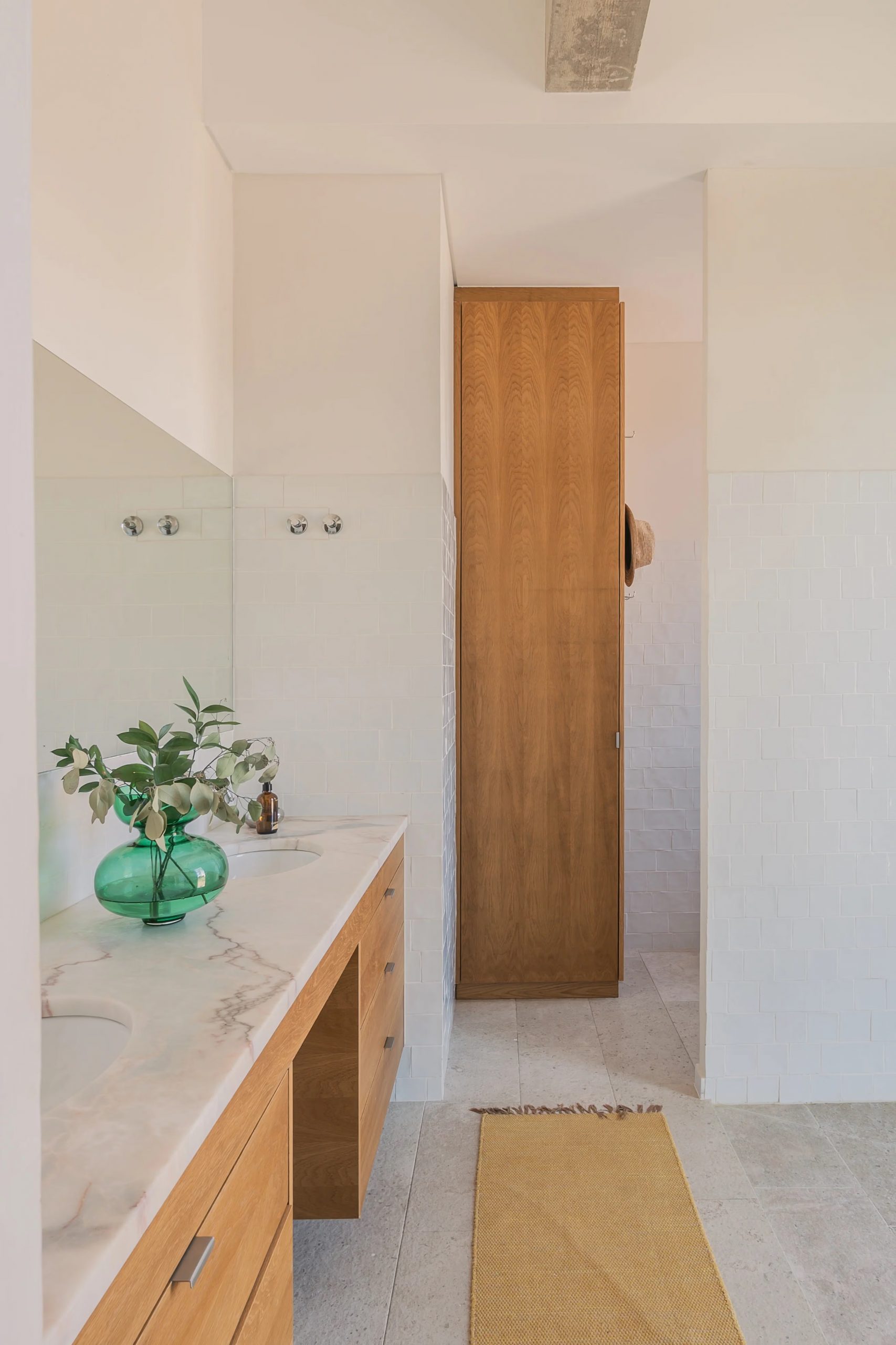 salle de bain bois et marbre poutres en béton décoration contemporaine maison au Portugal avec piscine salle de bain bois et marbre poutres en béton décoration contemporaine maison au Portugal avec piscine