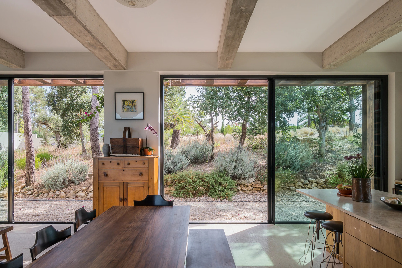 salle à manger et cuisine ouverte en bois avec poutres en béton décoration contemporaine maison au Portugal avec piscine salle à manger et cuisine ouverte en bois avec poutres en béton décoration contemporaine maison au Portugal avec piscine
