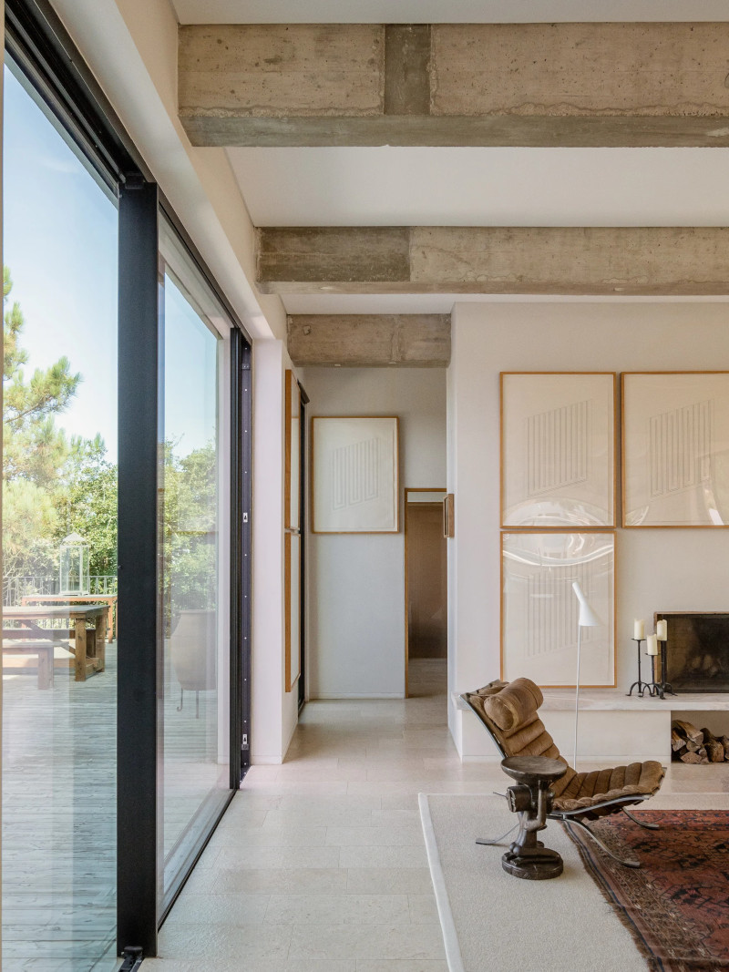 salon avec cheminée et poutres en béton décoration contemporaine maison au Portugal avec piscine salon avec cheminée et poutres en béton décoration contemporaine maison au Portugal avec piscine