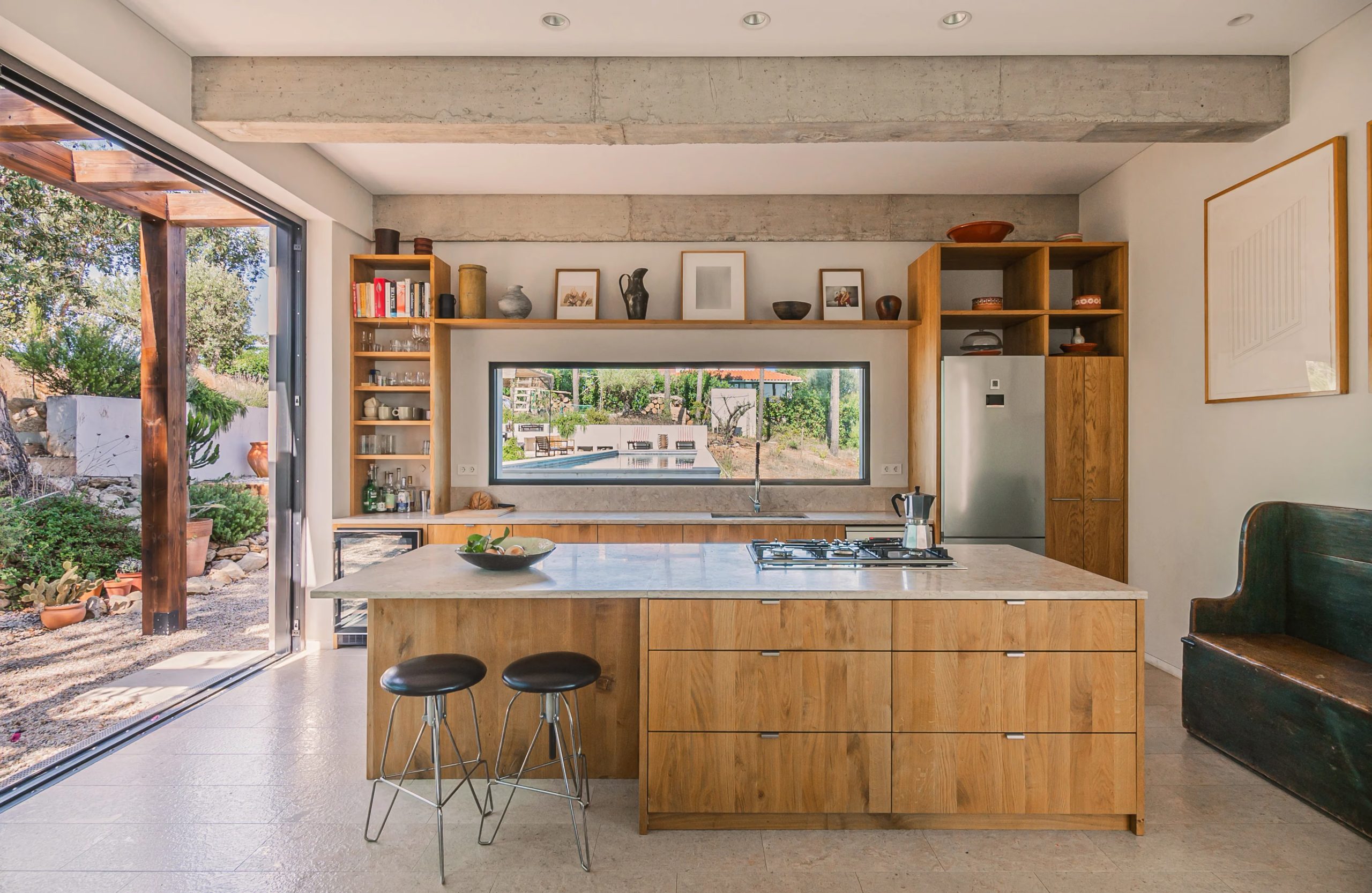 cuisine ouverte en bois avec îlot décoration contemporaine maison au Portugal avec piscine cuisine ouverte en bois avec îlot décoration contemporaine maison au Portugal avec piscine