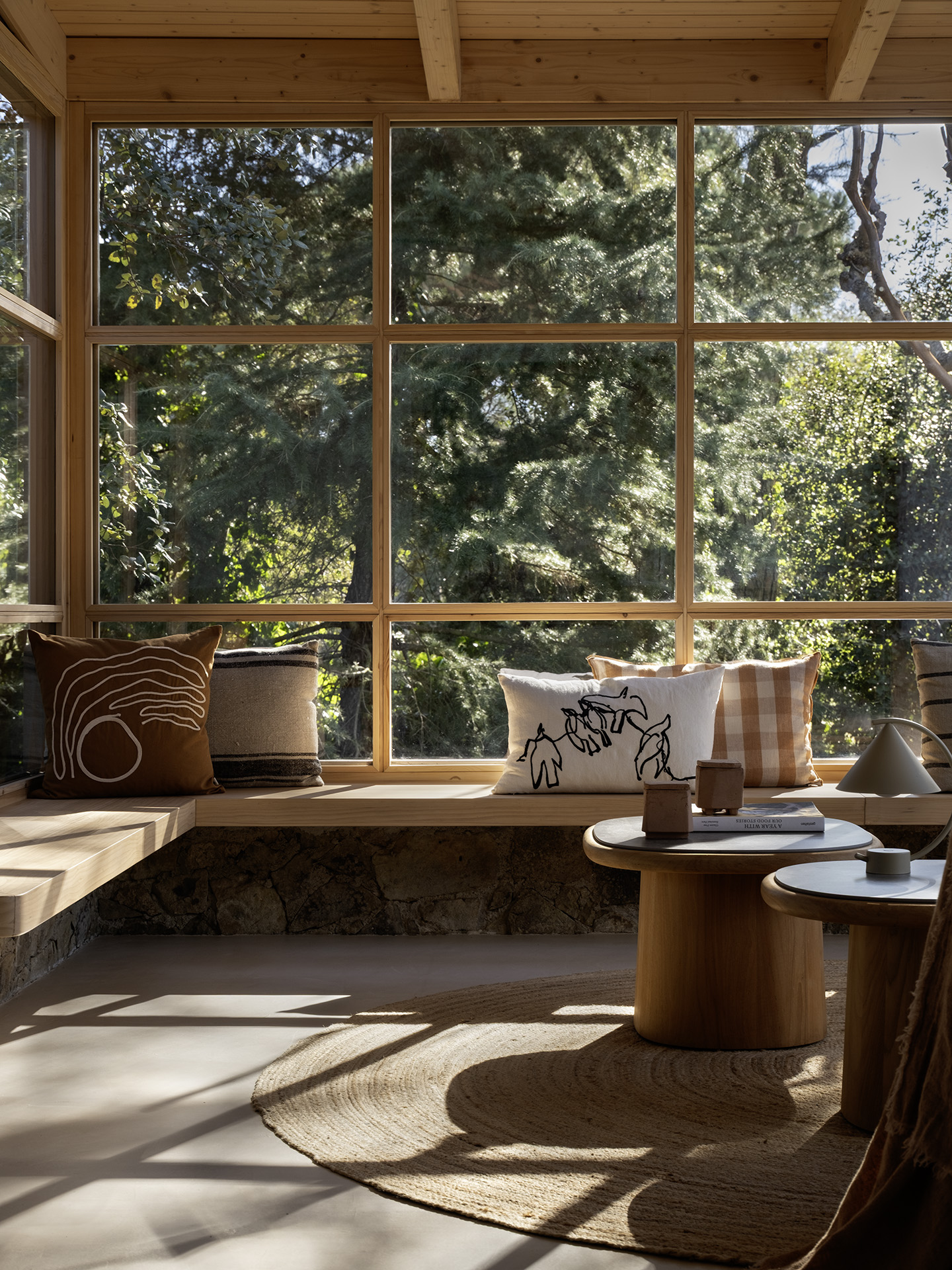 salon bois décoration contemporaine maison Espagne "Refuge in the Woods" par Susanna Cots