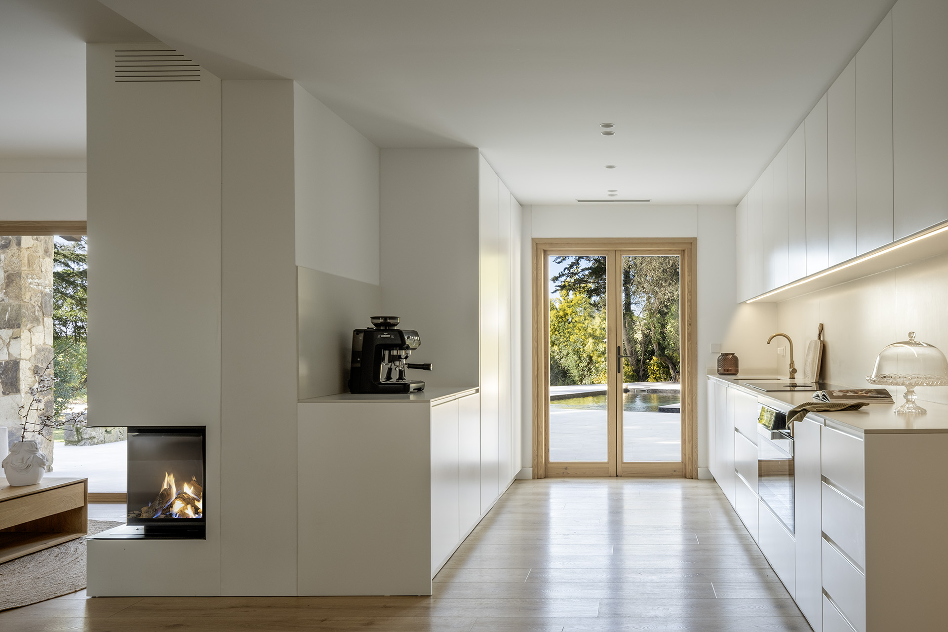 cuisine blanche minimaliste décoration contemporaine maison Espagne "Refuge in the Woods" par Susanna Cots