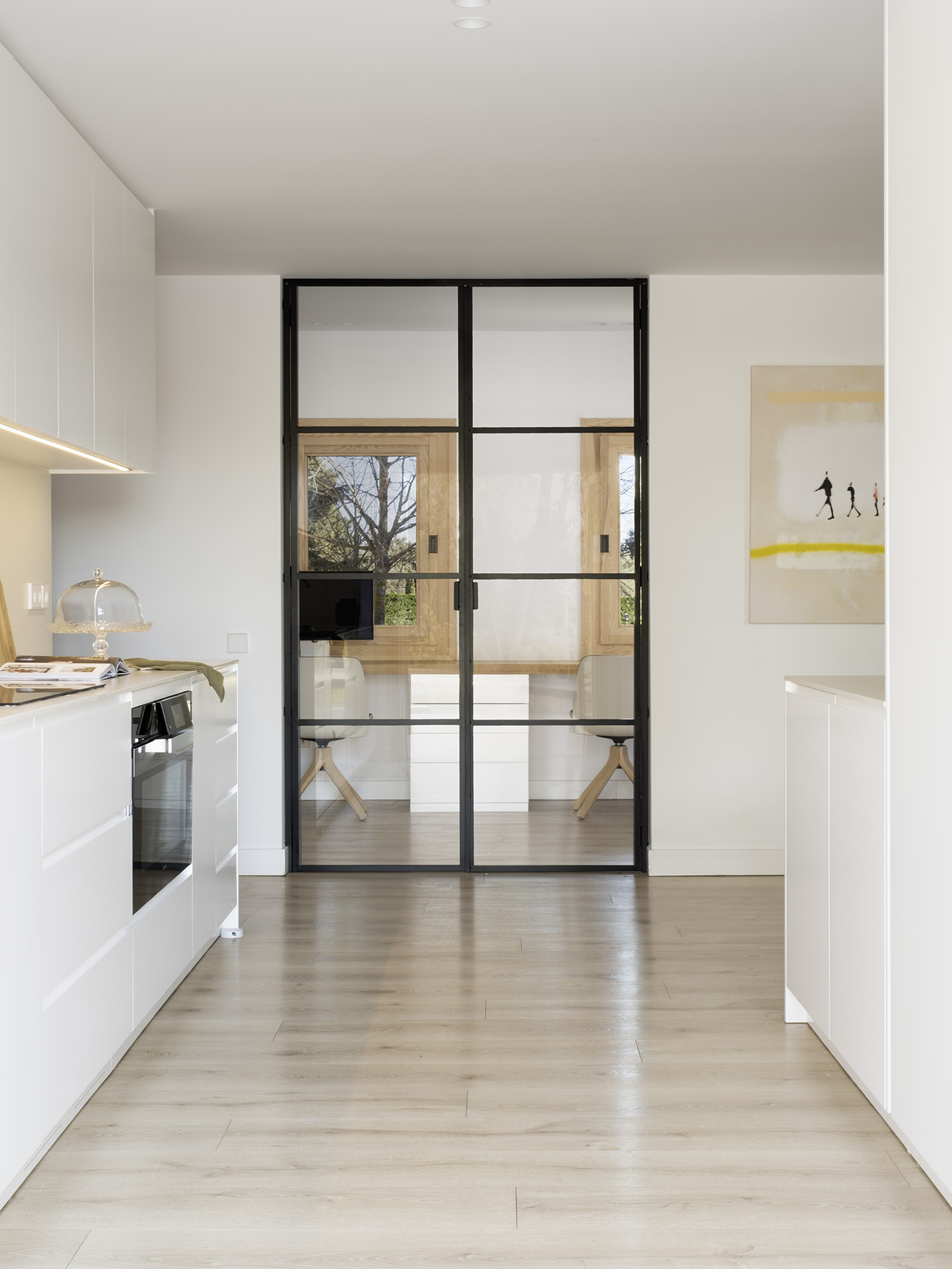 cuisine blanche minimaliste avec porte verrière décoration contemporaine maison Espagne "Refuge in the Woods" par Susanna Cots