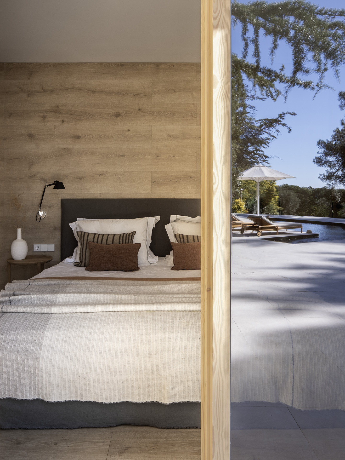 chambre tons naturels décoration contemporaine maison Espagne "Refuge in the Woods" par Susanna Cots