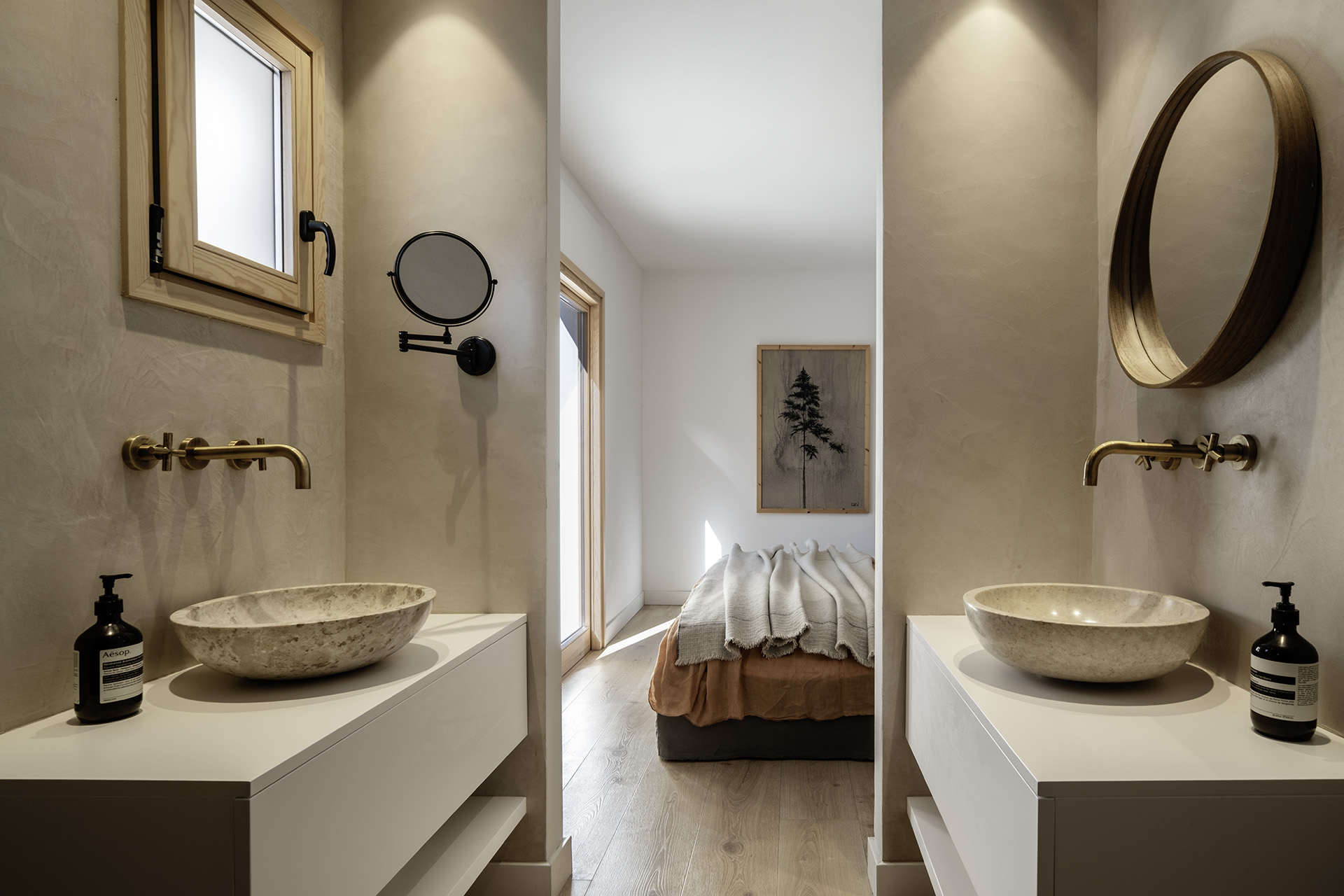 salle de bain et chambre tons naturels décoration contemporaine maison Espagne "Refuge in the Woods" par Susanna Cots