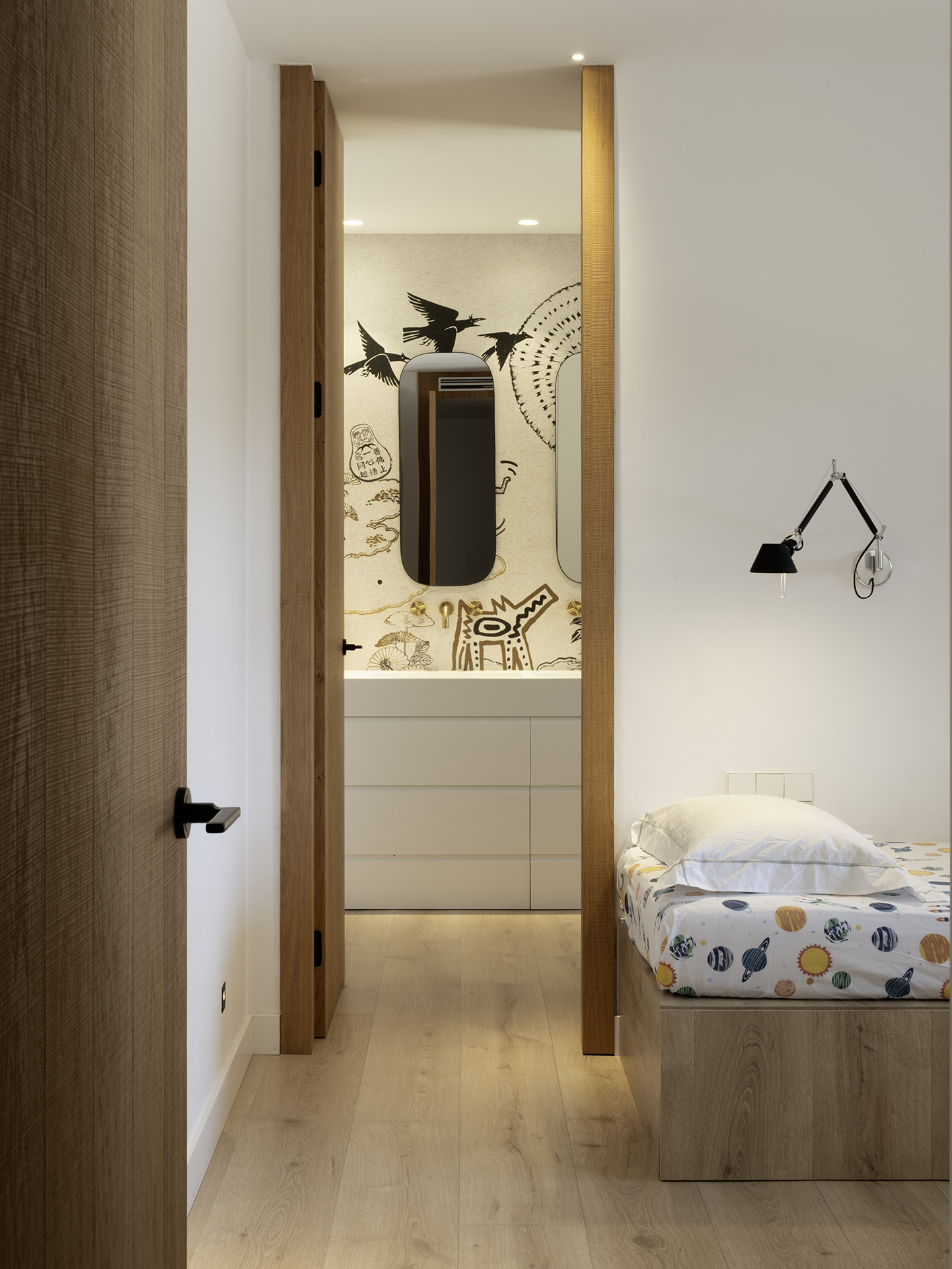 chambre tons naturels avec salle de bain décoration contemporaine maison Espagne "Refuge in the Woods" par Susanna Cots