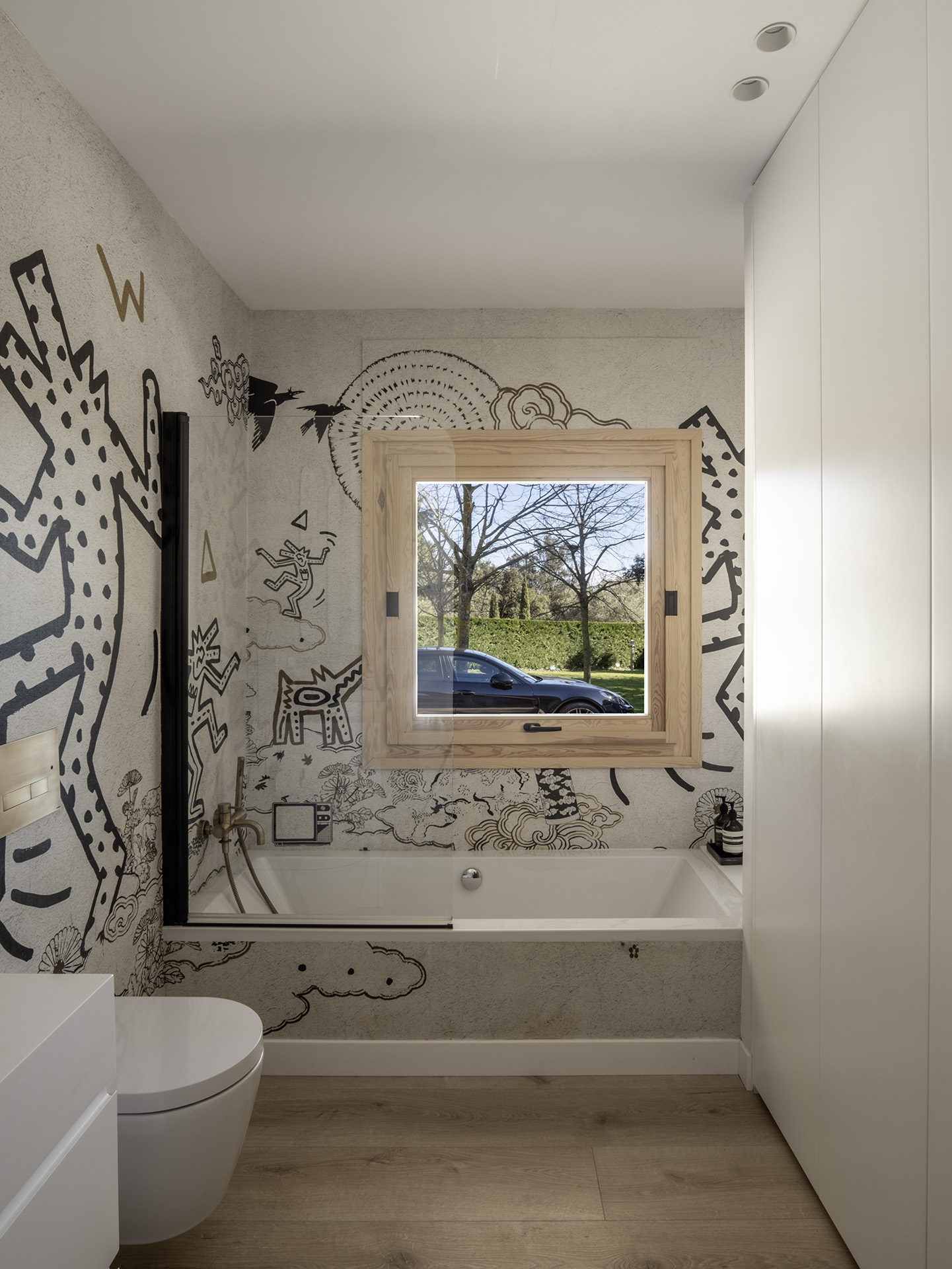 salle de bain papier-peint graphique décoration contemporaine maison Espagne "Refuge in the Woods" par Susanna Cots