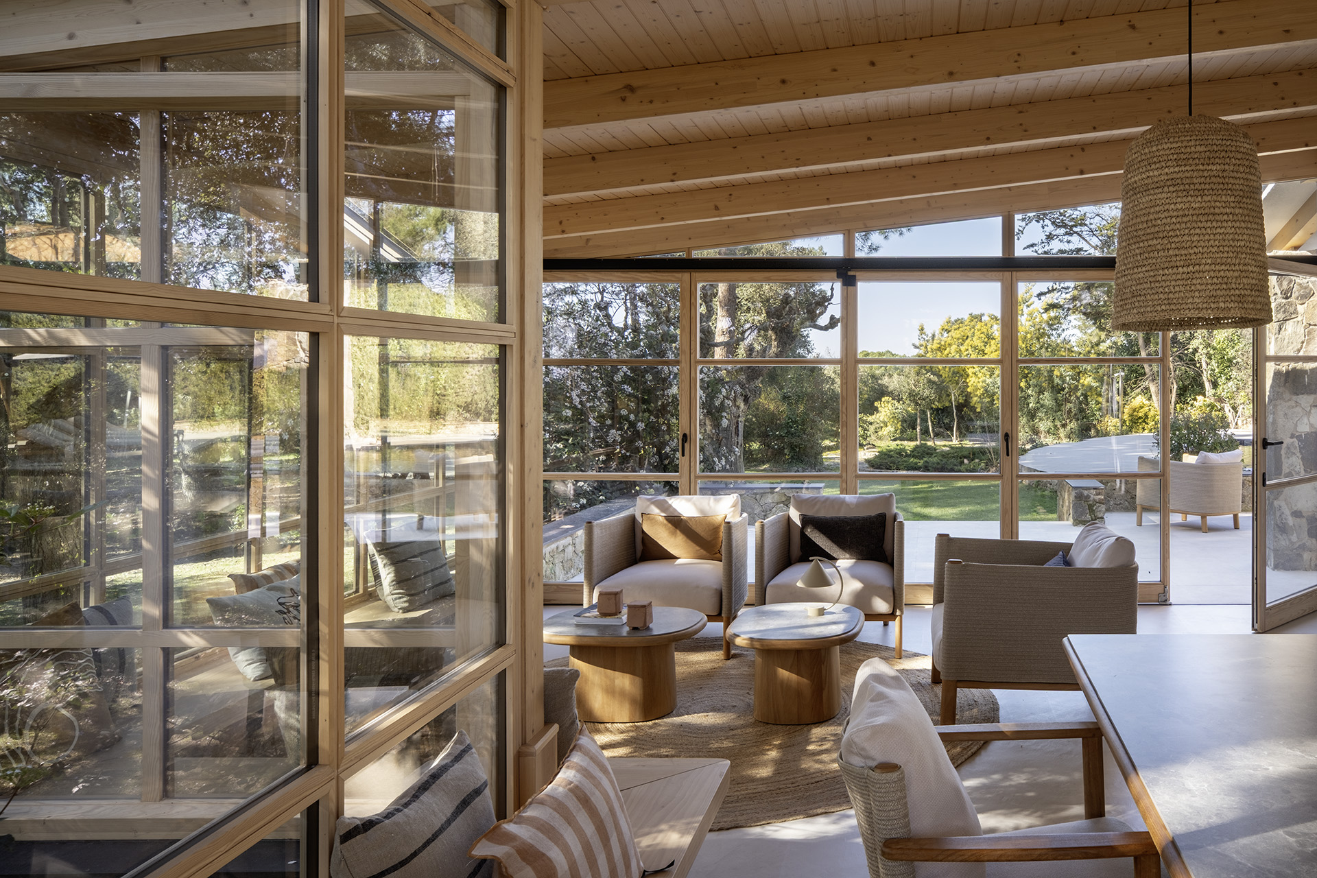 salon bois décoration contemporaine maison Espagne "Refuge in the Woods" par Susanna Cots