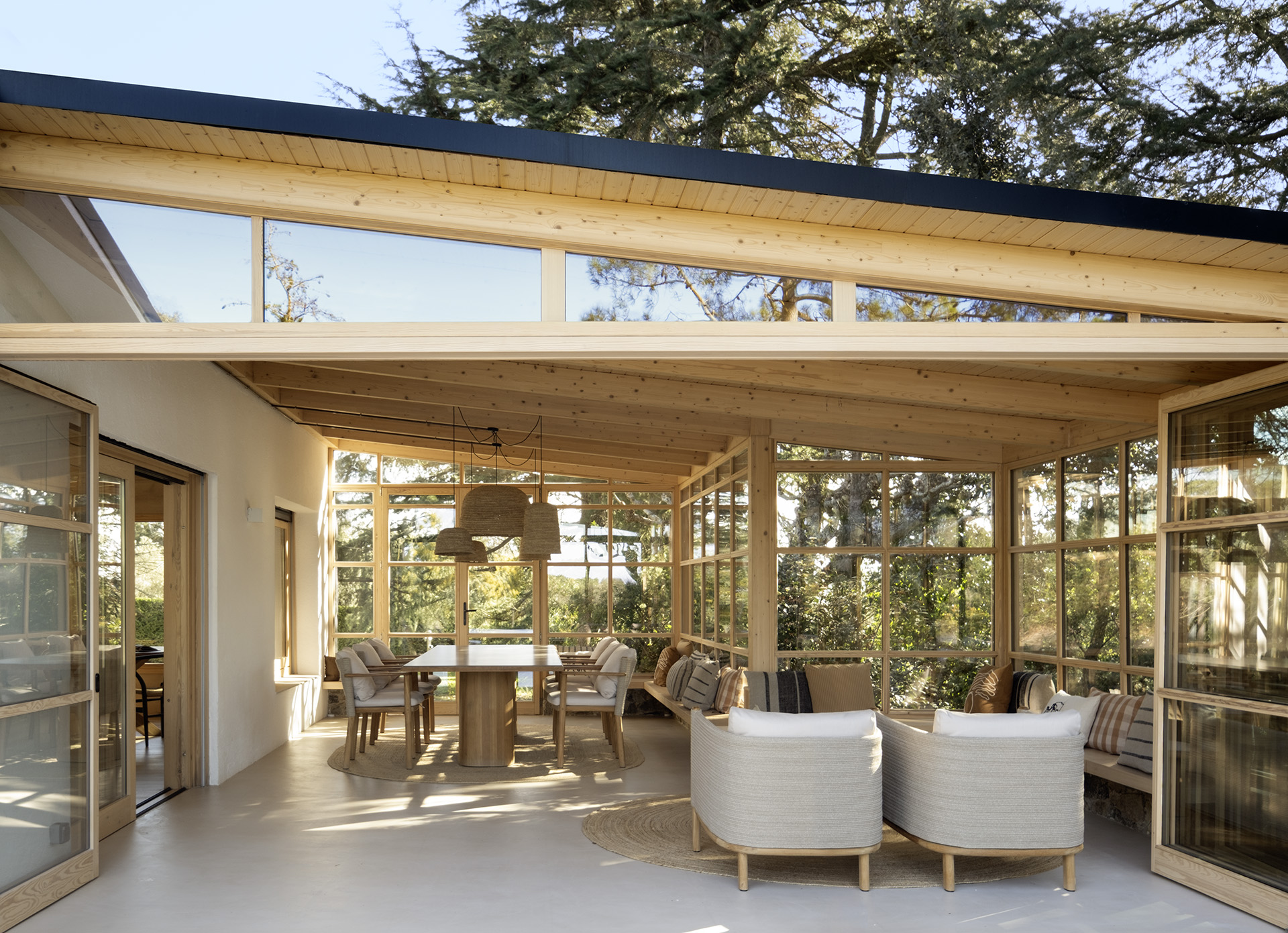 salon bois décoration contemporaine maison Espagne "Refuge in the Woods" par Susanna Cots