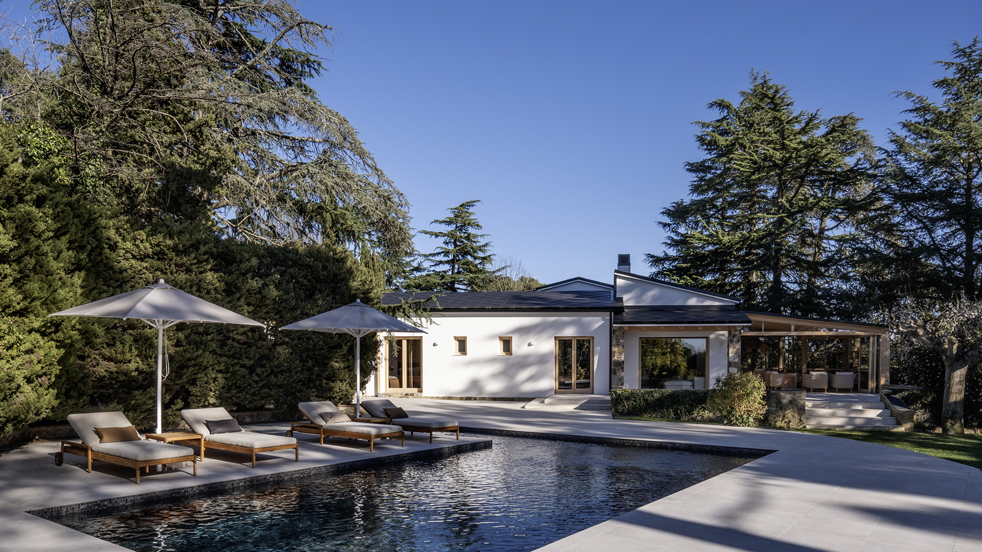 jardin avec piscine maison Espagne "Refuge in the Woods" par Susanna Cots