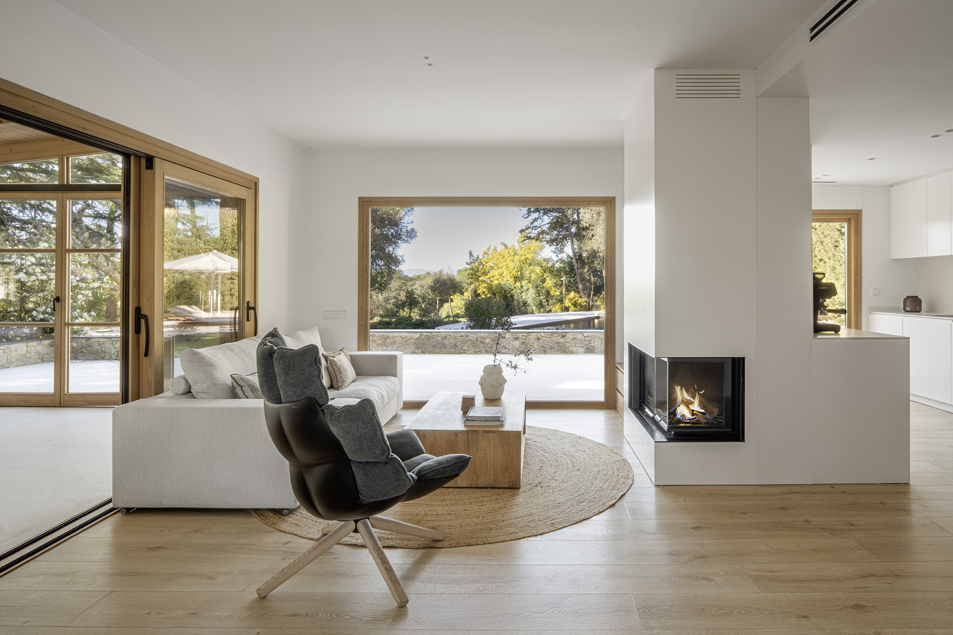salon avec cheminée minimaliste décoration contemporaine maison Espagne "Refuge in the Woods" par Susanna Cots