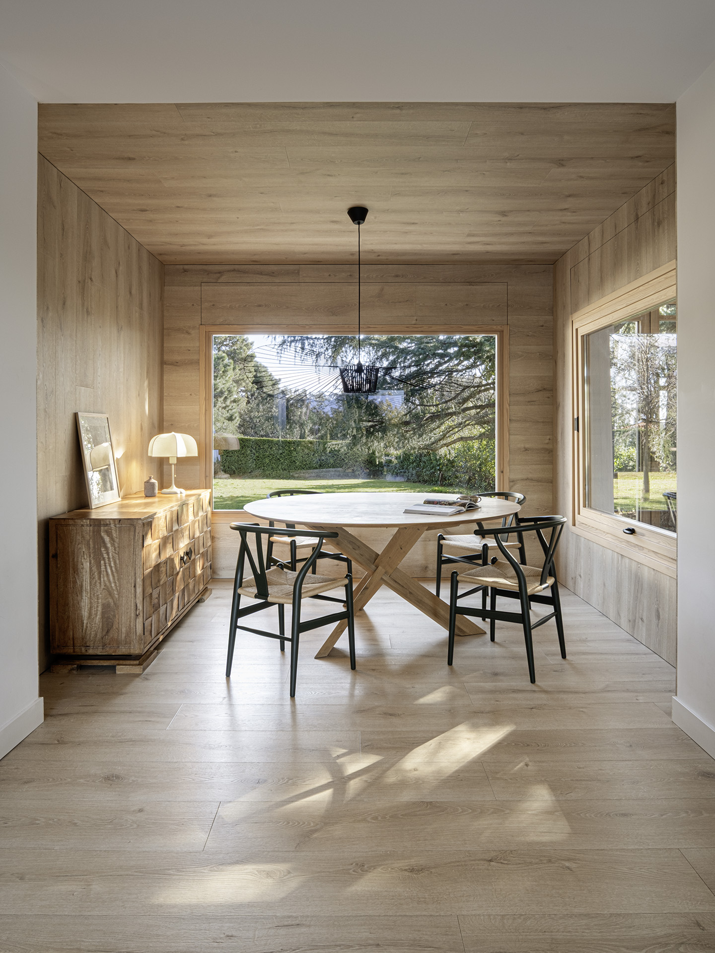 salle à manger avec picture window décoration contemporaine maison Espagne "Refuge in the Woods" par Susanna Cots