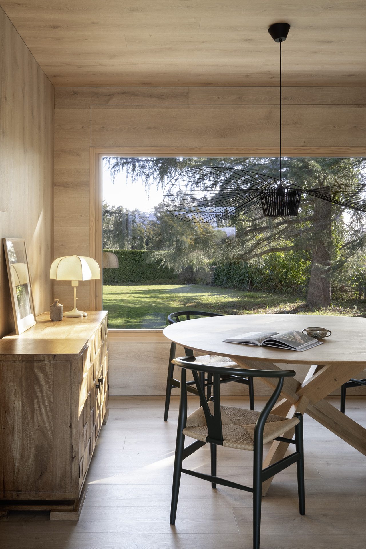 salle à manger avec picture window décoration contemporaine maison Espagne "Refuge in the Woods" par Susanna Cots