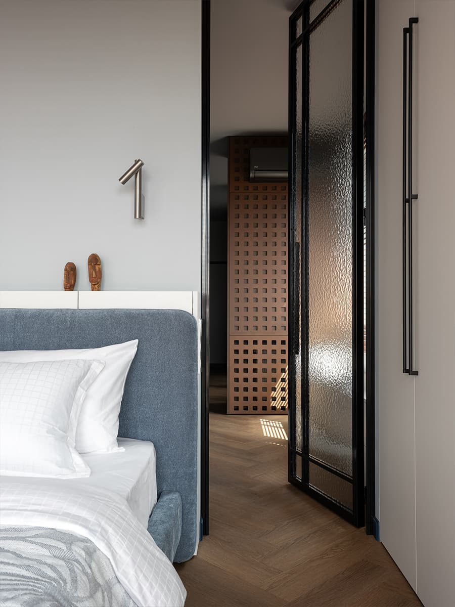 chambre moderne avec placard et porte vitrée façon atelier