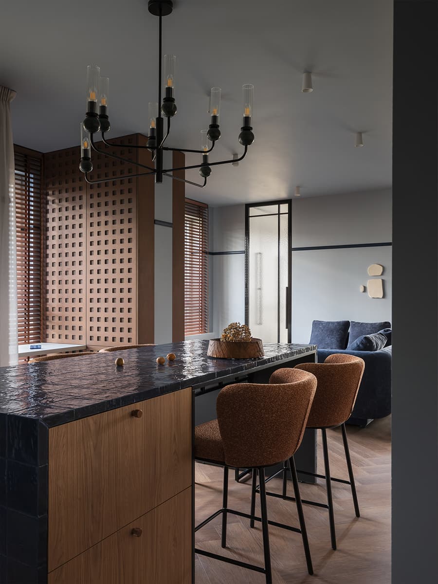 salon avec canapé bleu et cuisine ouverte avec îlot en zelliges bleu nuit appartement 59m2 décoration contemporaine