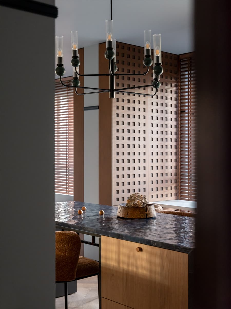 cuisine ouverte avec îlot en zelliges bleu nuit appartement 59m2 décoration contemporaine