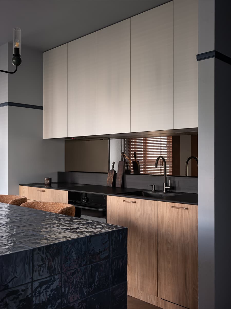 cuisine ouverte avec îlot en zelliges bleu nuit appartement 59m2 décoration contemporaine