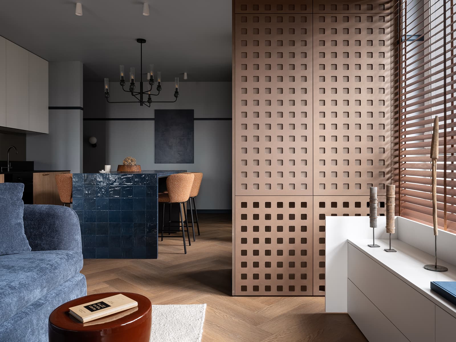 cuisine ouverte avec îlot en zelliges bleu nuit et salon avec canapé bleu appartement 59m2 décoration contemporaine