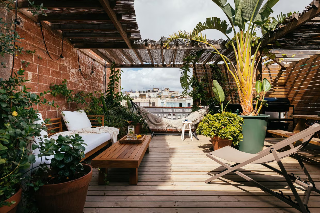 terrasse en bois en plein ciel appartement Barcelone décoration contemporaine terrasse en bois en plein ciel appartement Barcelone décoration contemporaine